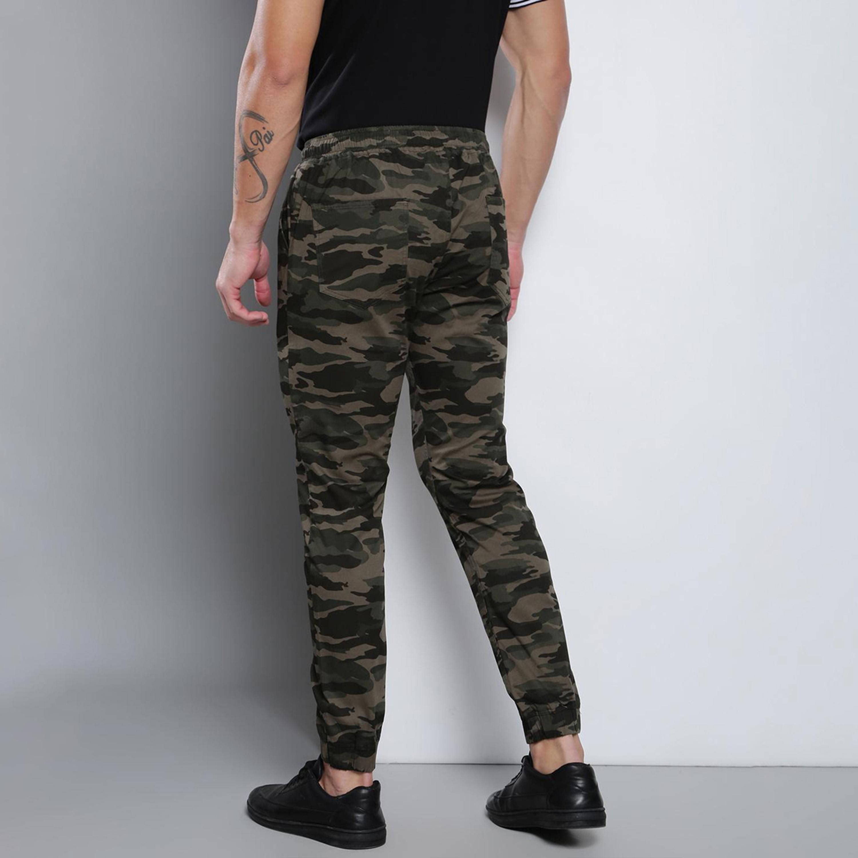 دينيس لينغو× ستايلي-  بنطال رياضي قطن بقصة مستقيمة وطبعات مموهة لون أخضر الزيتوني-men-clothing-bottoms-joggers-image-3