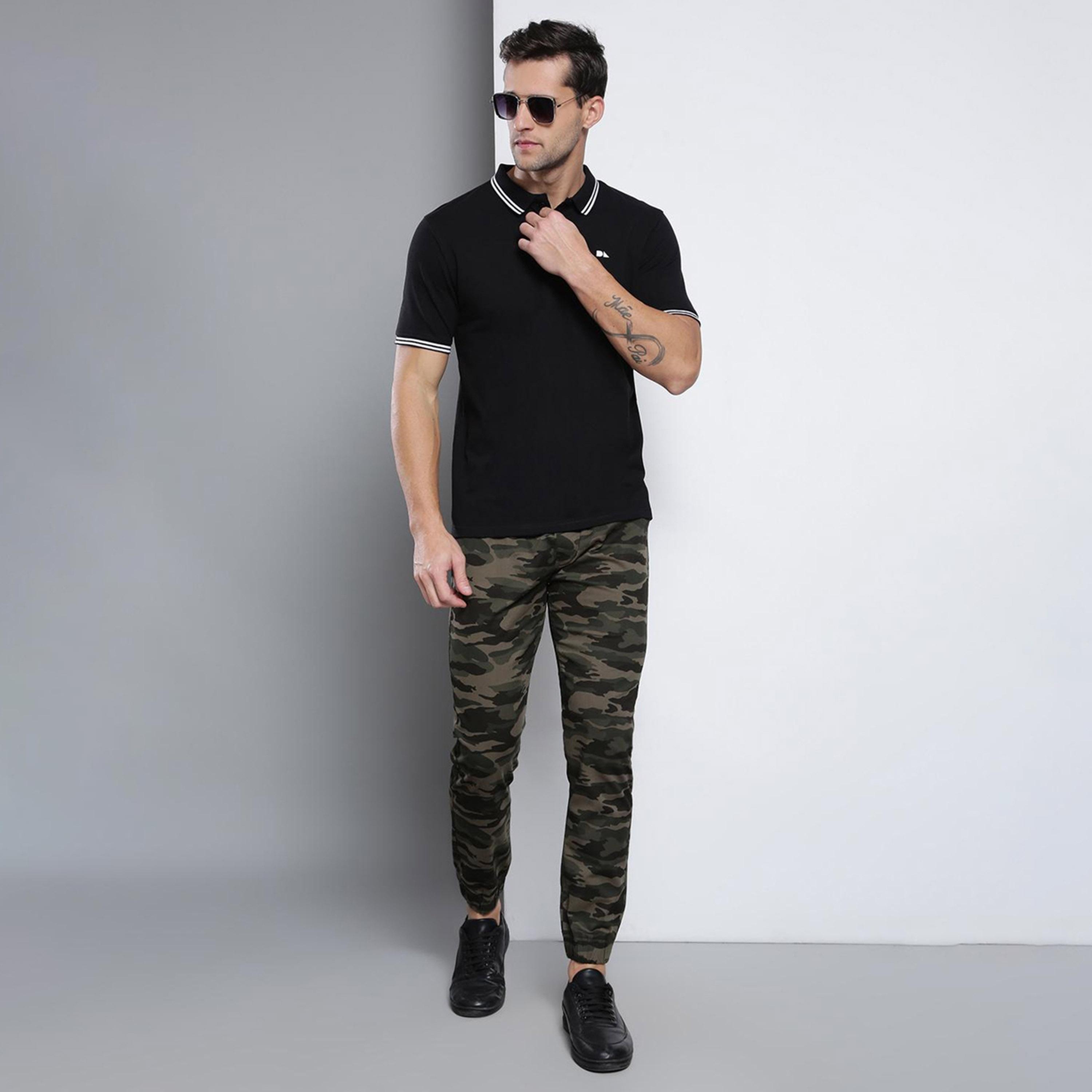 دينيس لينغو× ستايلي-  بنطال رياضي قطن بقصة مستقيمة وطبعات مموهة لون أخضر الزيتوني-men-clothing-bottoms-joggers-image-4