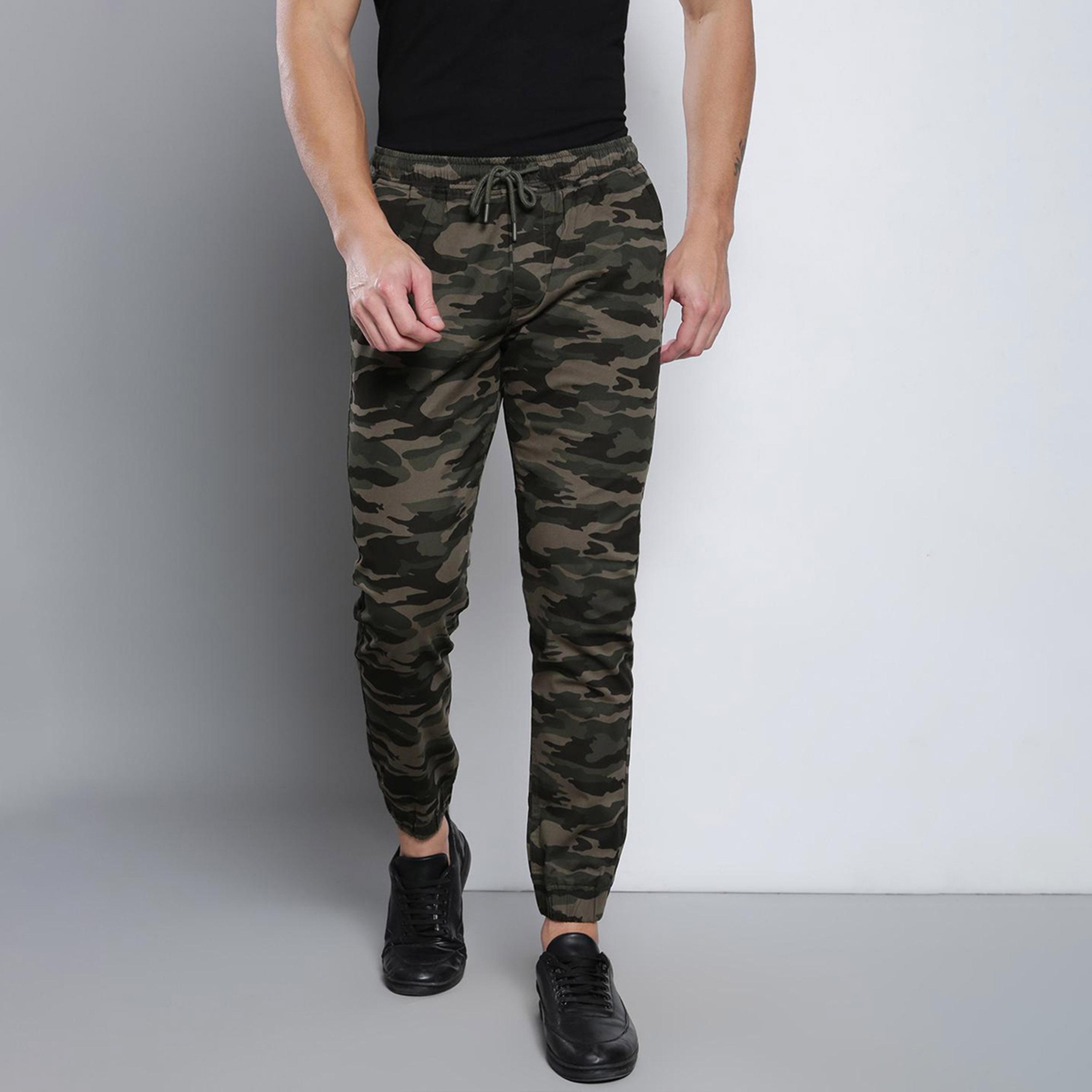 دينيس لينغو× ستايلي-  بنطال رياضي قطن بقصة مستقيمة وطبعات مموهة لون أخضر الزيتوني-men-clothing-bottoms-joggers-image-7