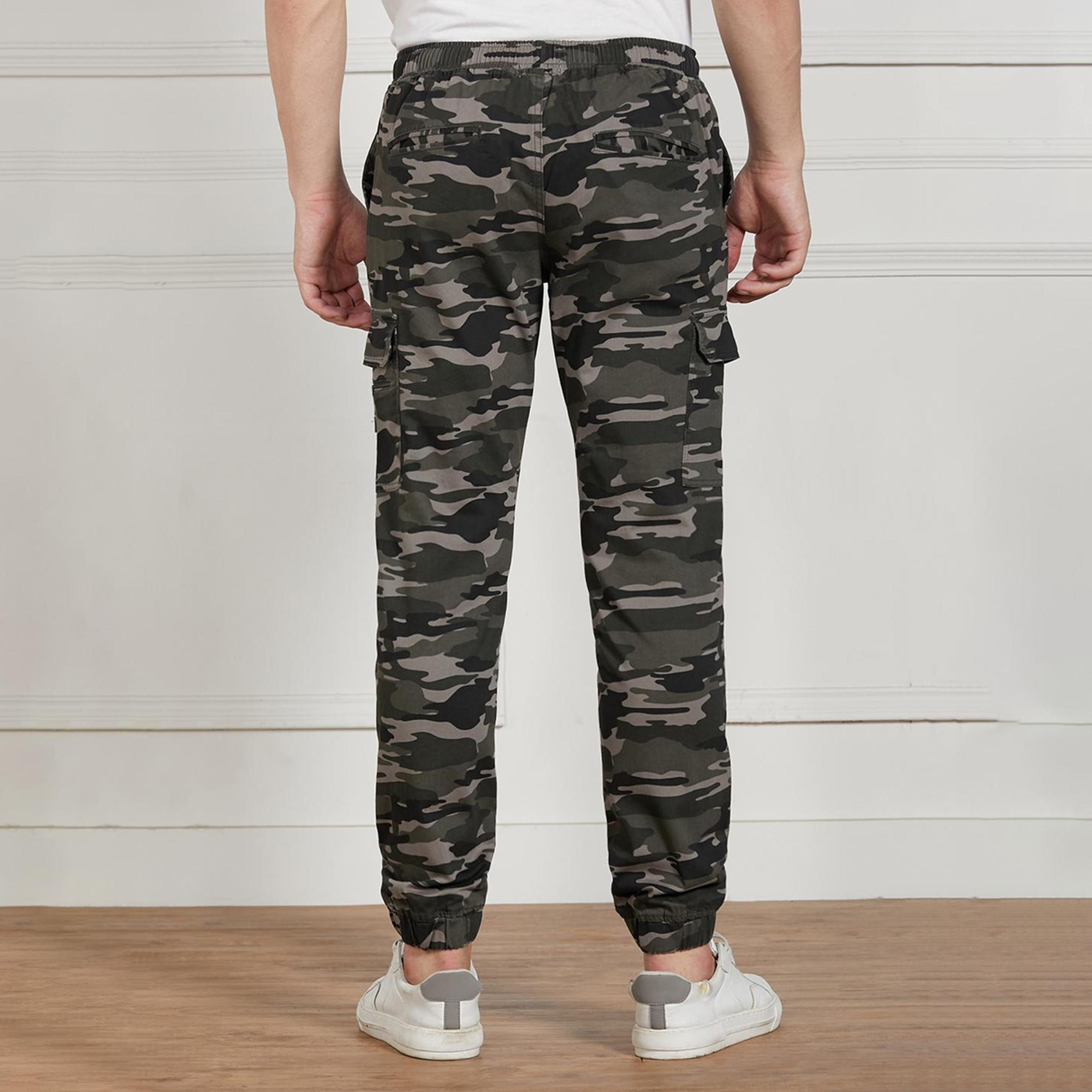 دينيس لينغو× ستايلي-  بنطال كارغو بطبعات مموهة ومقاس عادي-men-clothing-bottoms-joggers-image-3