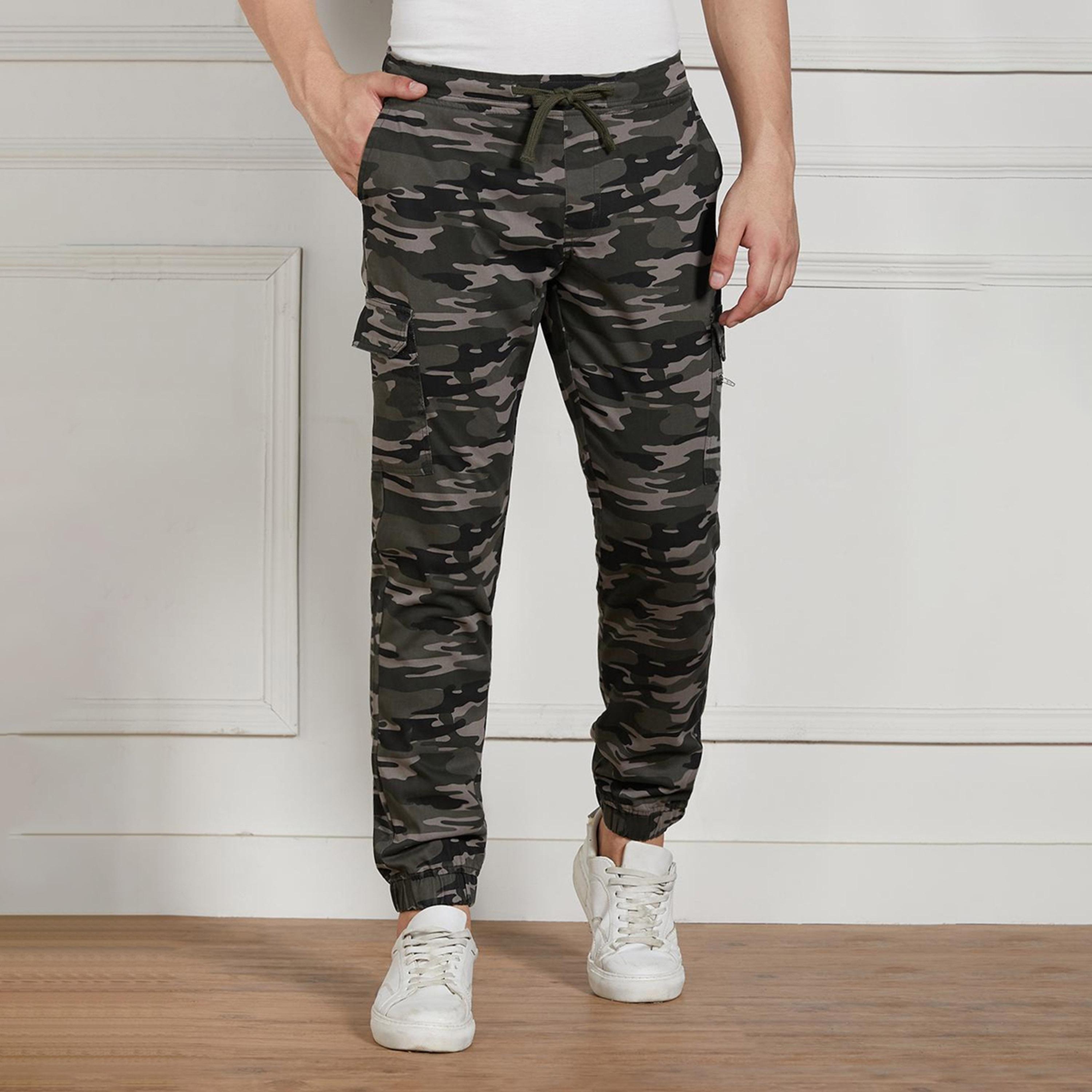 دينيس لينغو× ستايلي-  بنطال كارغو بطبعات مموهة ومقاس عادي-men-clothing-bottoms-joggers-image-6