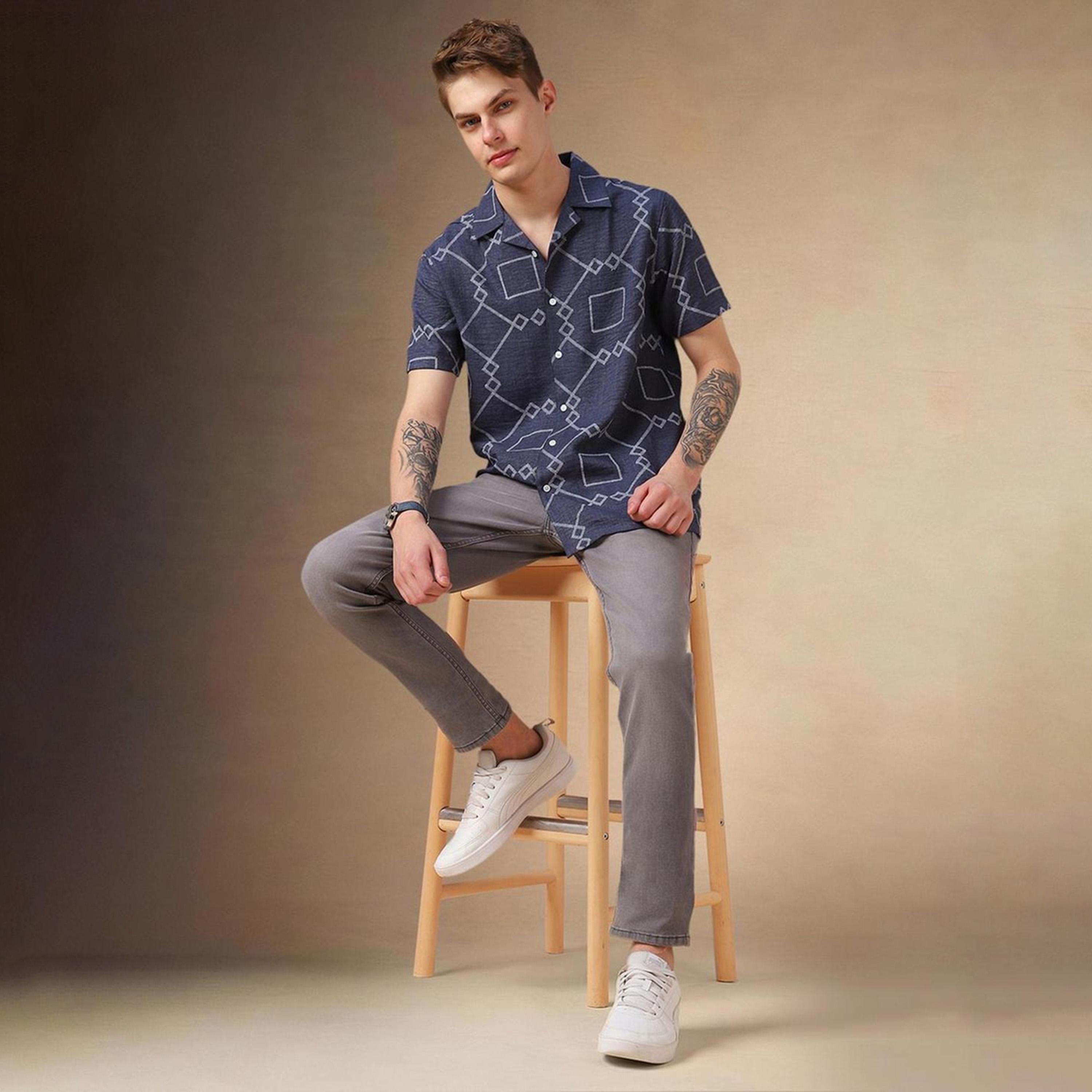 دينيس لينغو× ستايلي-  قميص كاجوال ياقة كوبية ومطبوع هندسيًا باللون الأزرق-men-clothing-shirts-image-3