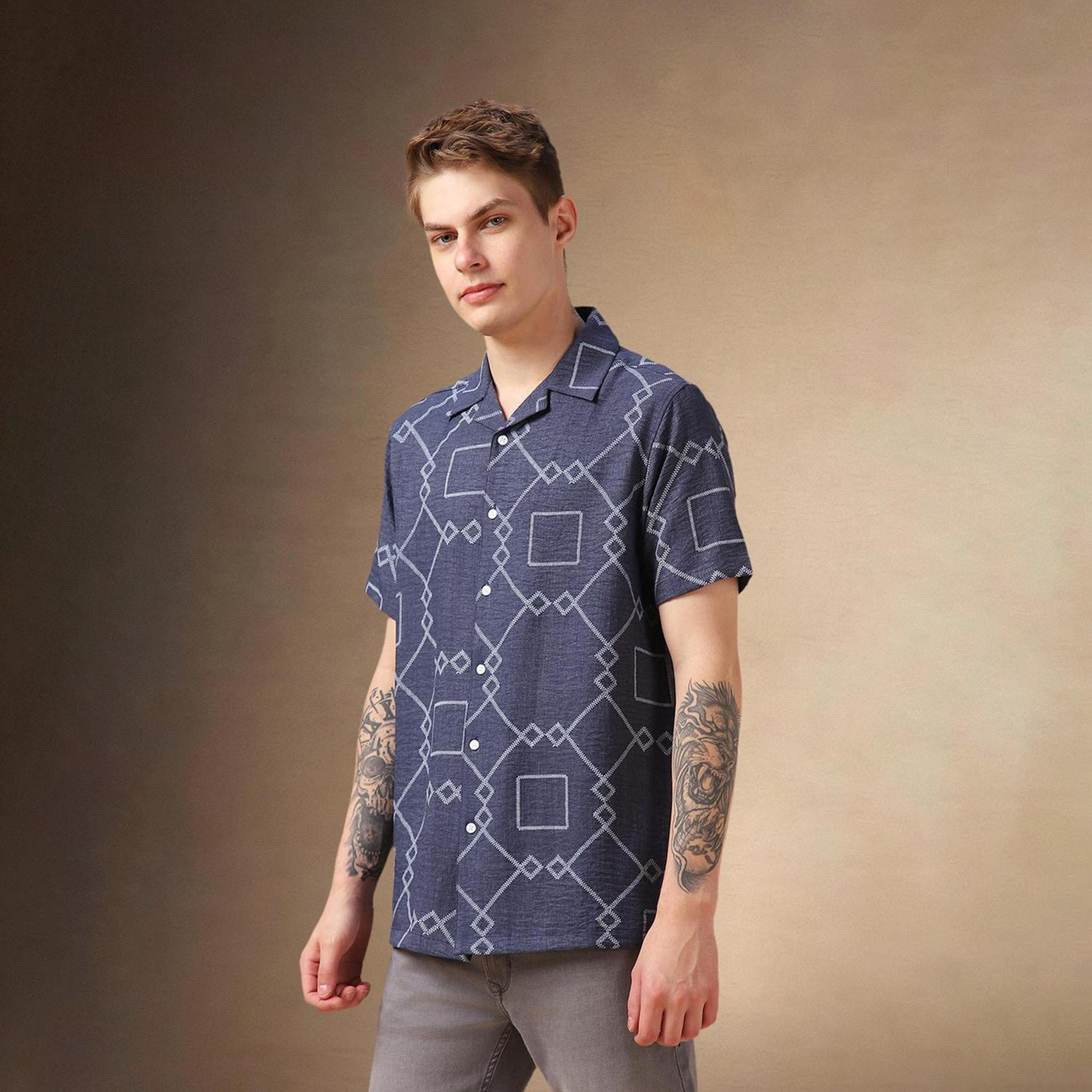 دينيس لينغو× ستايلي-  قميص كاجوال ياقة كوبية ومطبوع هندسيًا باللون الأزرق-men-clothing-shirts-image-5