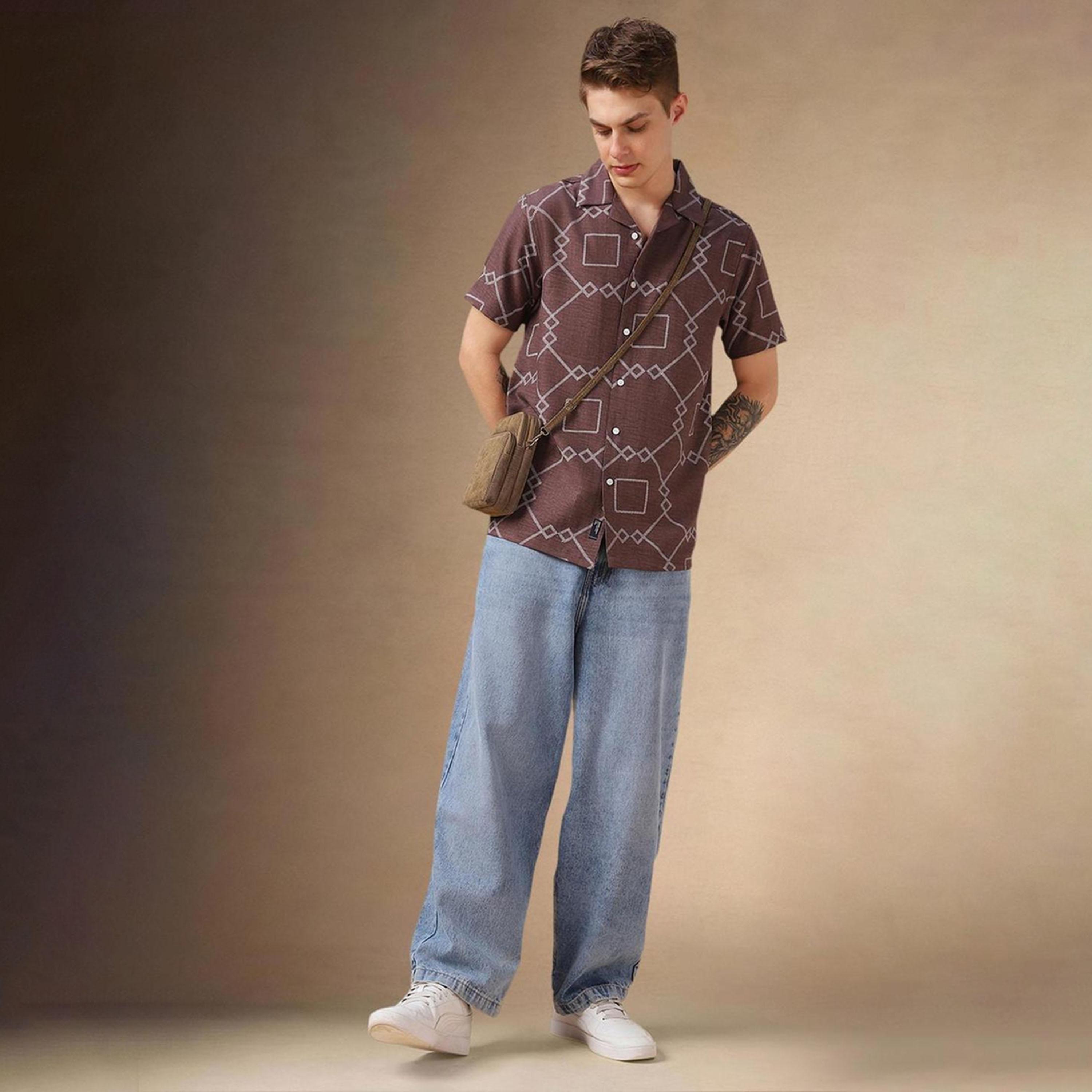 دينيس لينغو× ستايلي-  قميص كاجوال ياقة كوبية بنية ومطبوع هندسيًا-men-clothing-shirts-image-1
