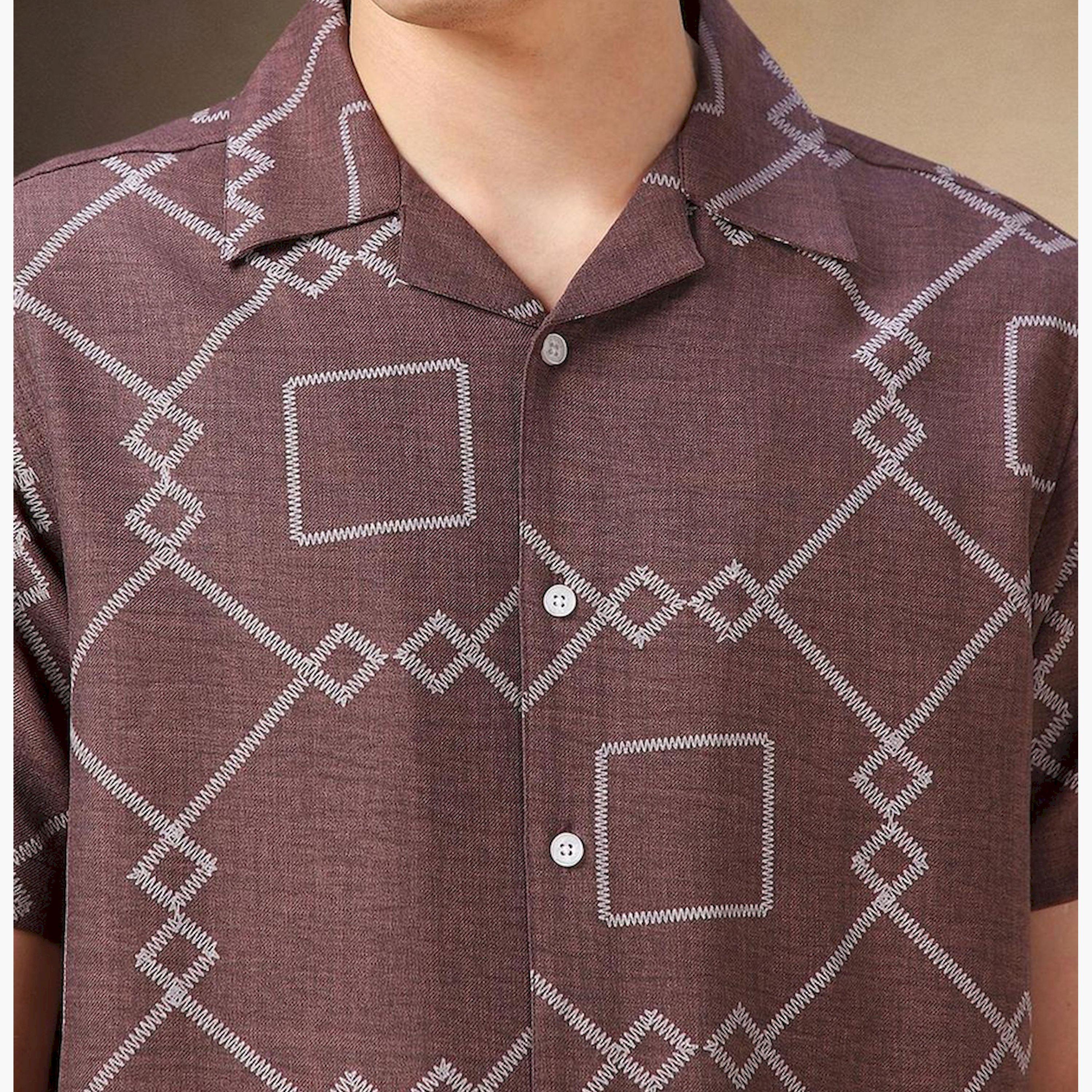 دينيس لينغو× ستايلي-  قميص كاجوال ياقة كوبية بنية ومطبوع هندسيًا-men-clothing-shirts-image-5