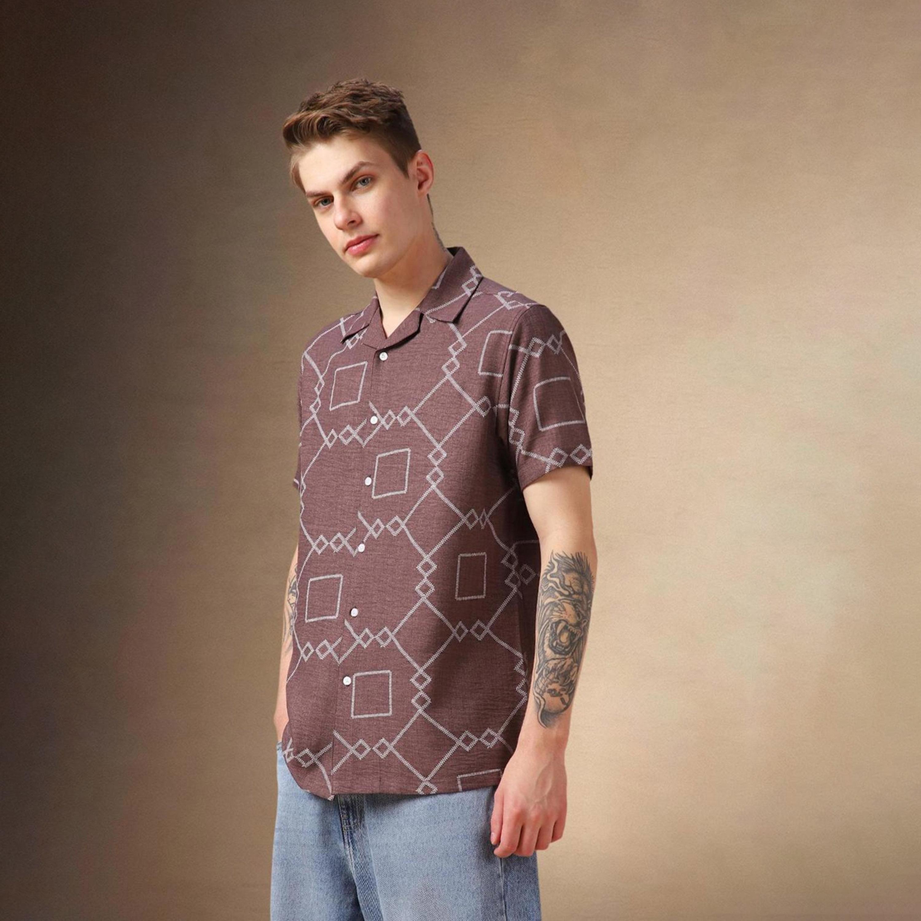 دينيس لينغو× ستايلي-  قميص كاجوال ياقة كوبية بنية ومطبوع هندسيًا-men-clothing-shirts-image-6