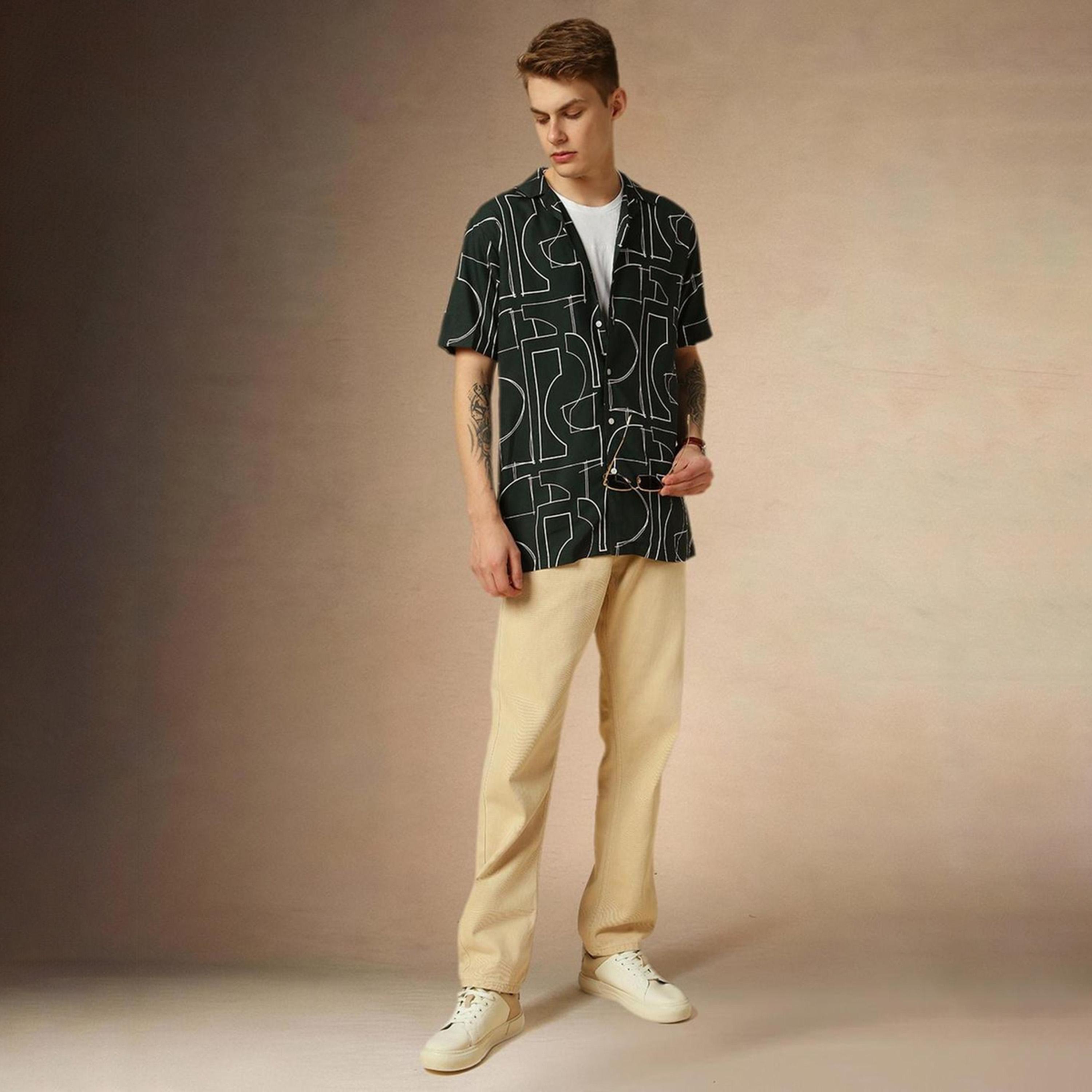 دينيس لينغو× ستايلي-  قميص كاجوال ياقة واسعة ومطبوع بقصة مريحة لون أخضر-men-clothing-shirts-image-5