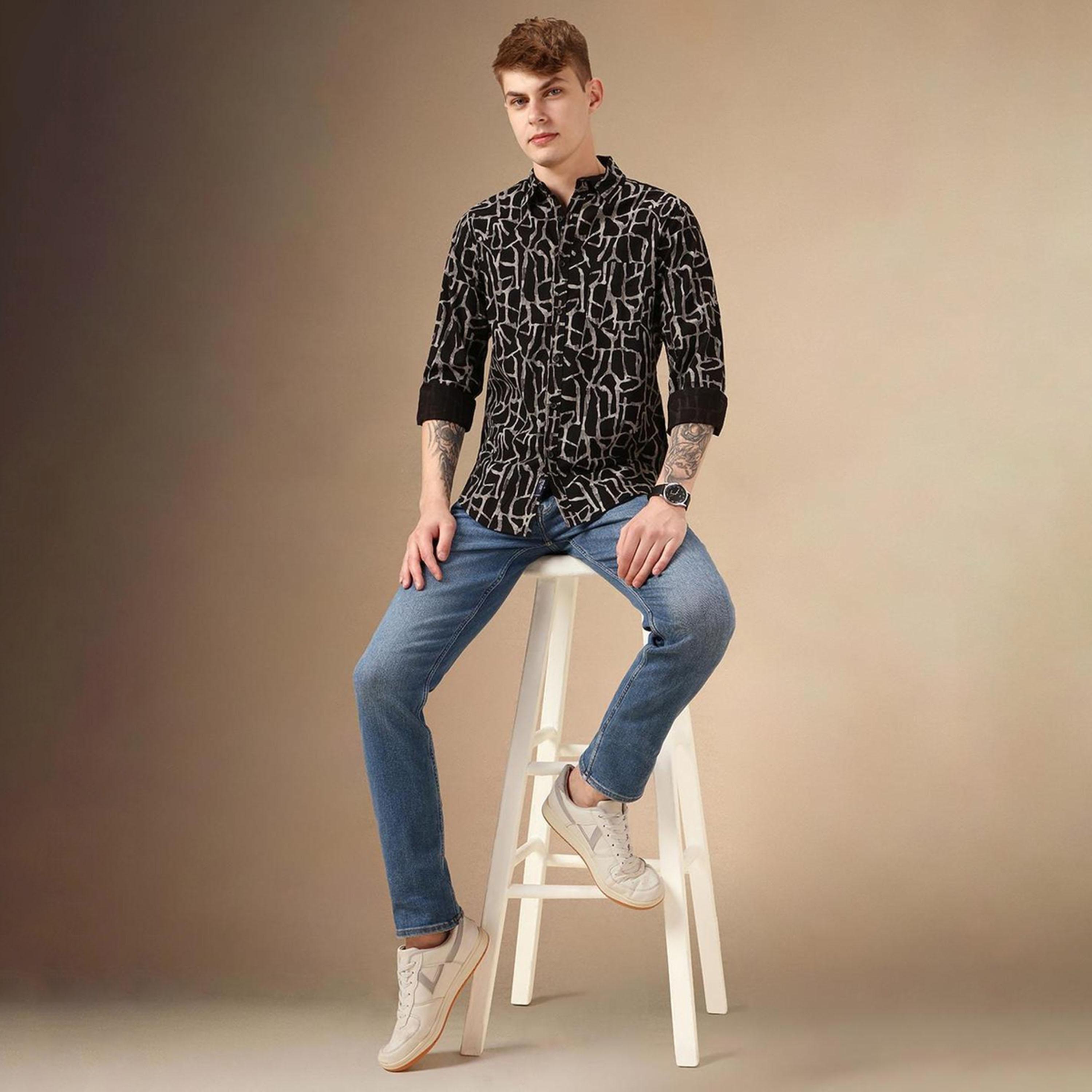 دينيس لينغو× ستايلي-  قميص أسود كاجوال من القطن المطبوع ياقة واسعة-men-clothing-shirts-image-1