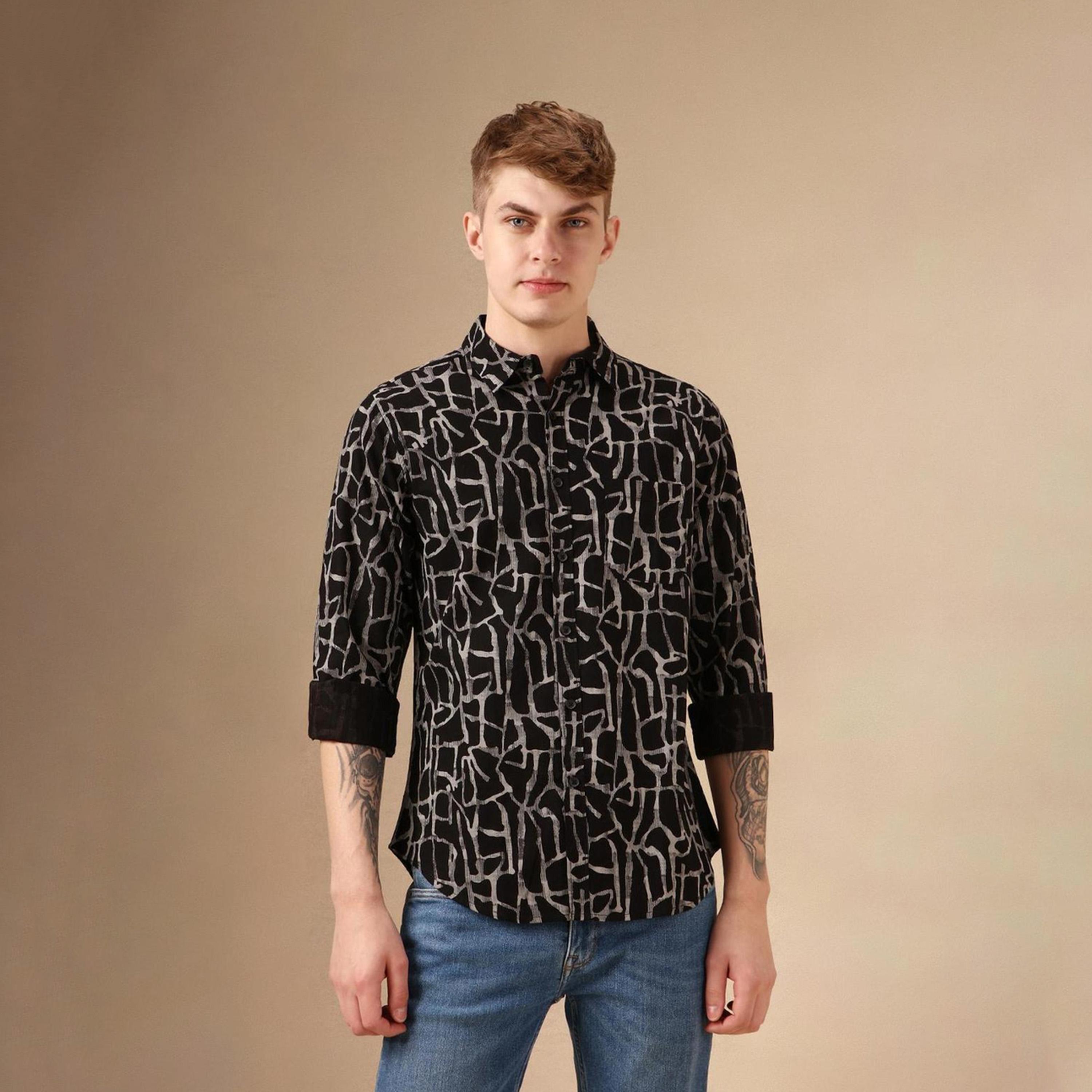 دينيس لينغو× ستايلي-  قميص أسود كاجوال من القطن المطبوع ياقة واسعة-men-clothing-shirts-image-3