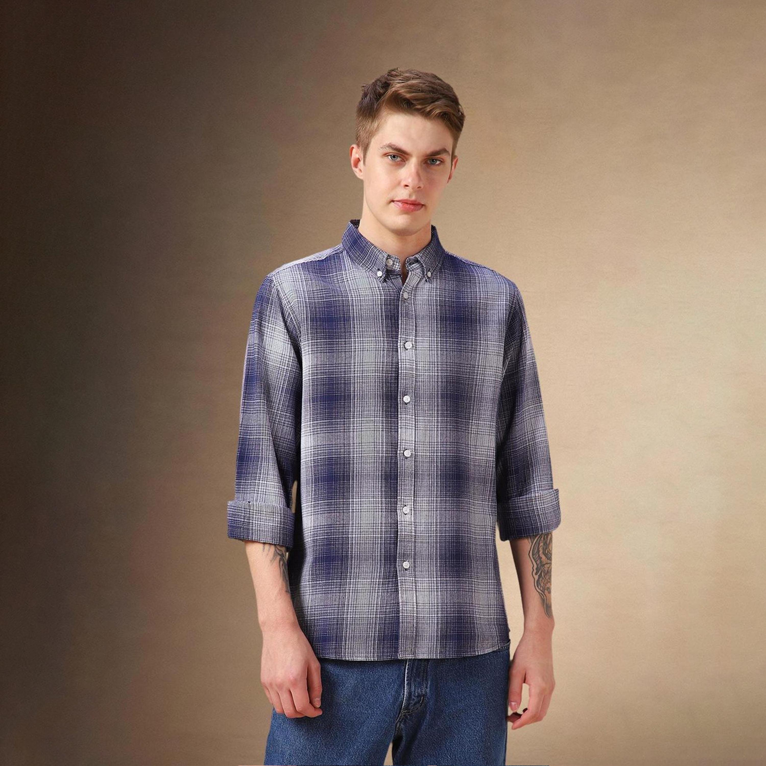 دينيس لينغو× ستايلي-  قميص كاجوال من قطن الترتان ياقة بأزرار سفلية باللون الأزرق-men-clothing-shirts-image-1