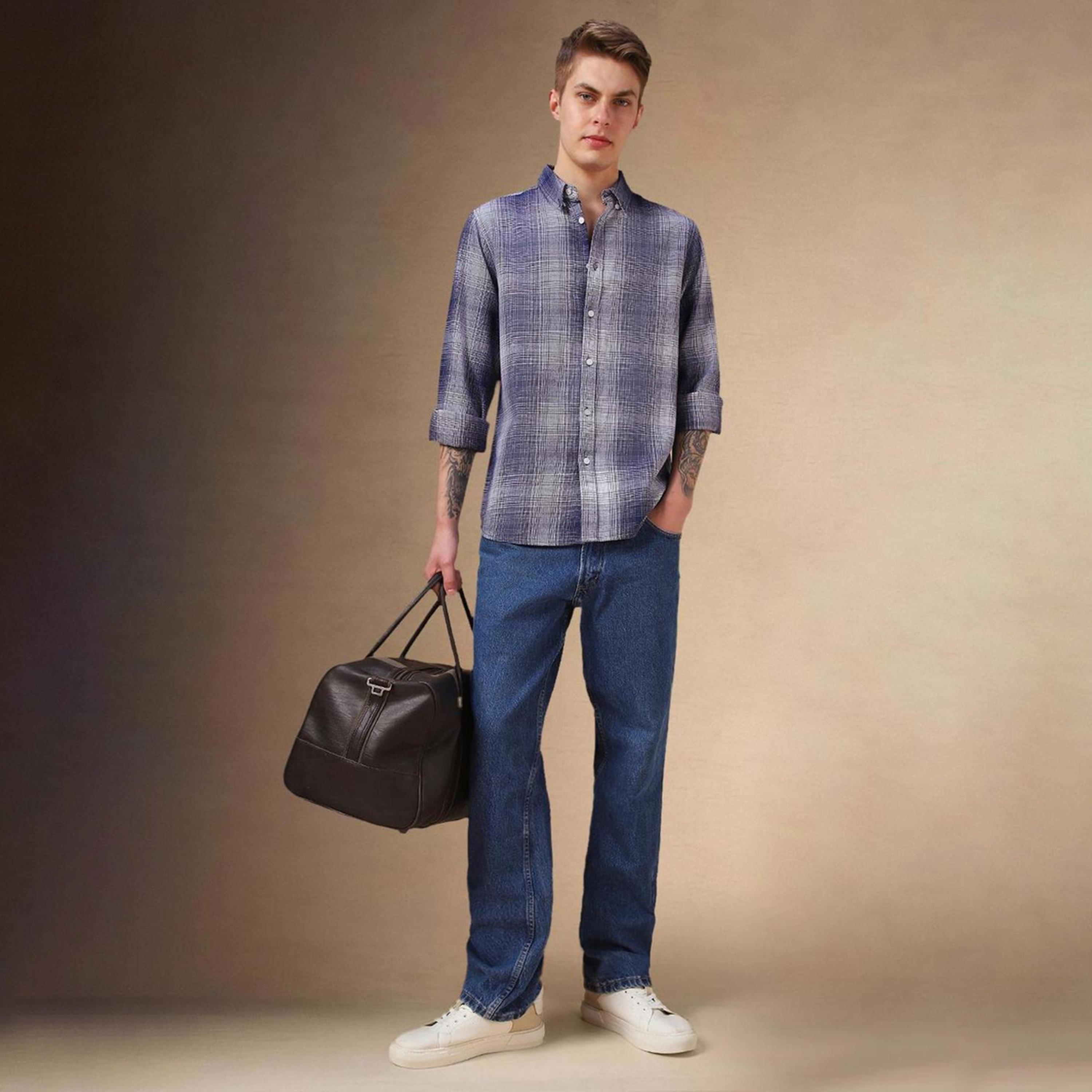 دينيس لينغو× ستايلي-  قميص كاجوال من قطن الترتان ياقة بأزرار سفلية باللون الأزرق-men-clothing-shirts-image-2