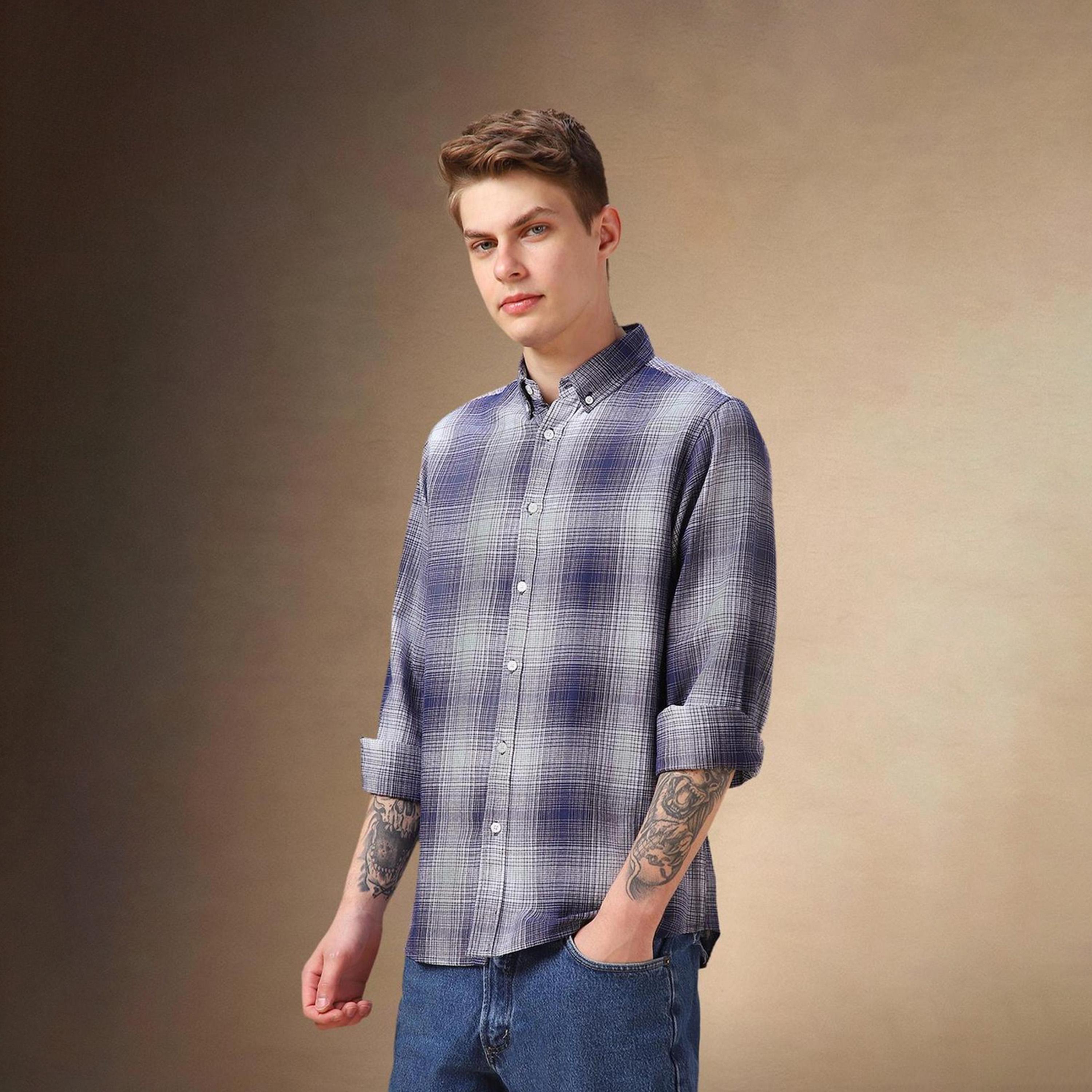 دينيس لينغو× ستايلي-  قميص كاجوال من قطن الترتان ياقة بأزرار سفلية باللون الأزرق-men-clothing-shirts-image-3