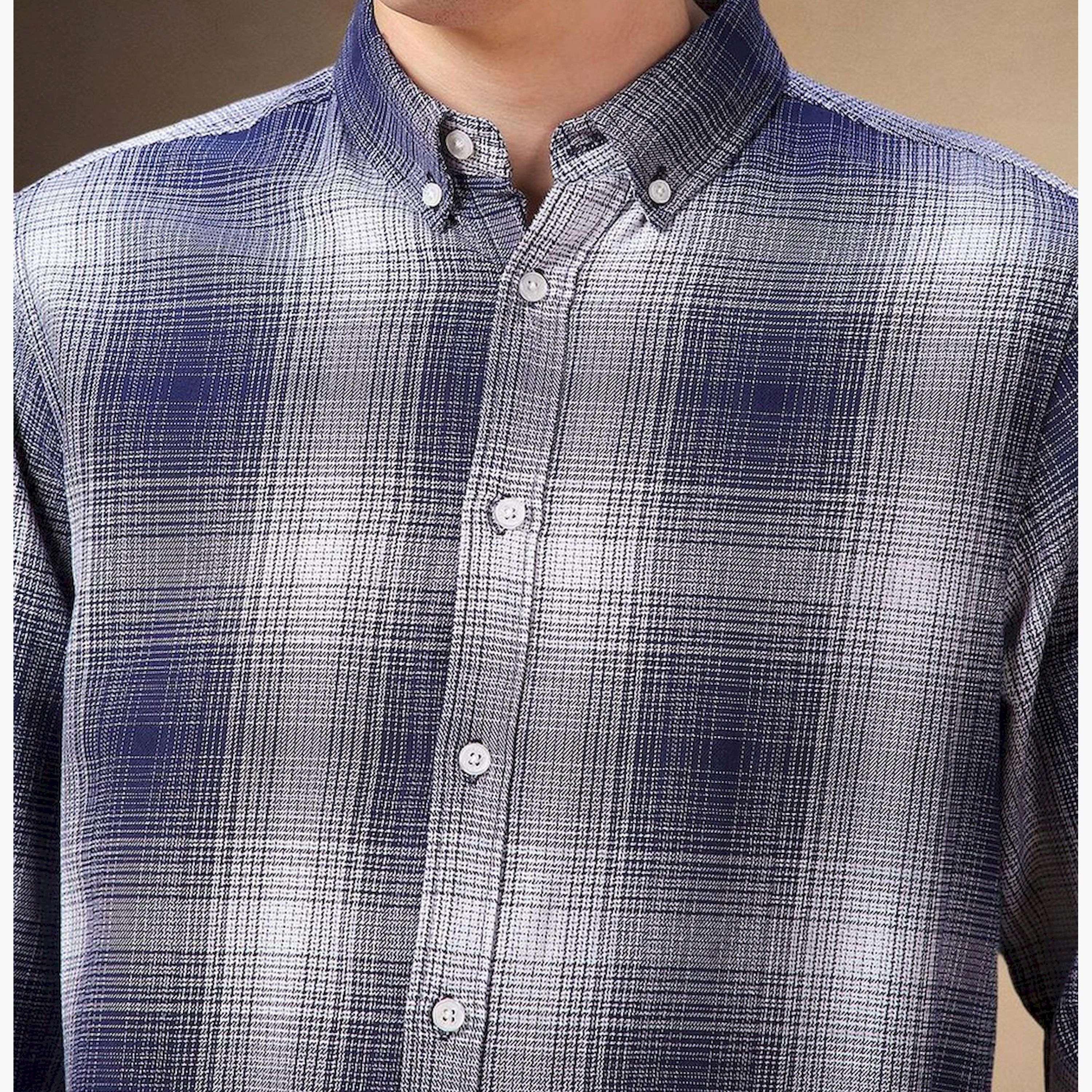 دينيس لينغو× ستايلي-  قميص كاجوال من قطن الترتان ياقة بأزرار سفلية باللون الأزرق-men-clothing-shirts-image-6