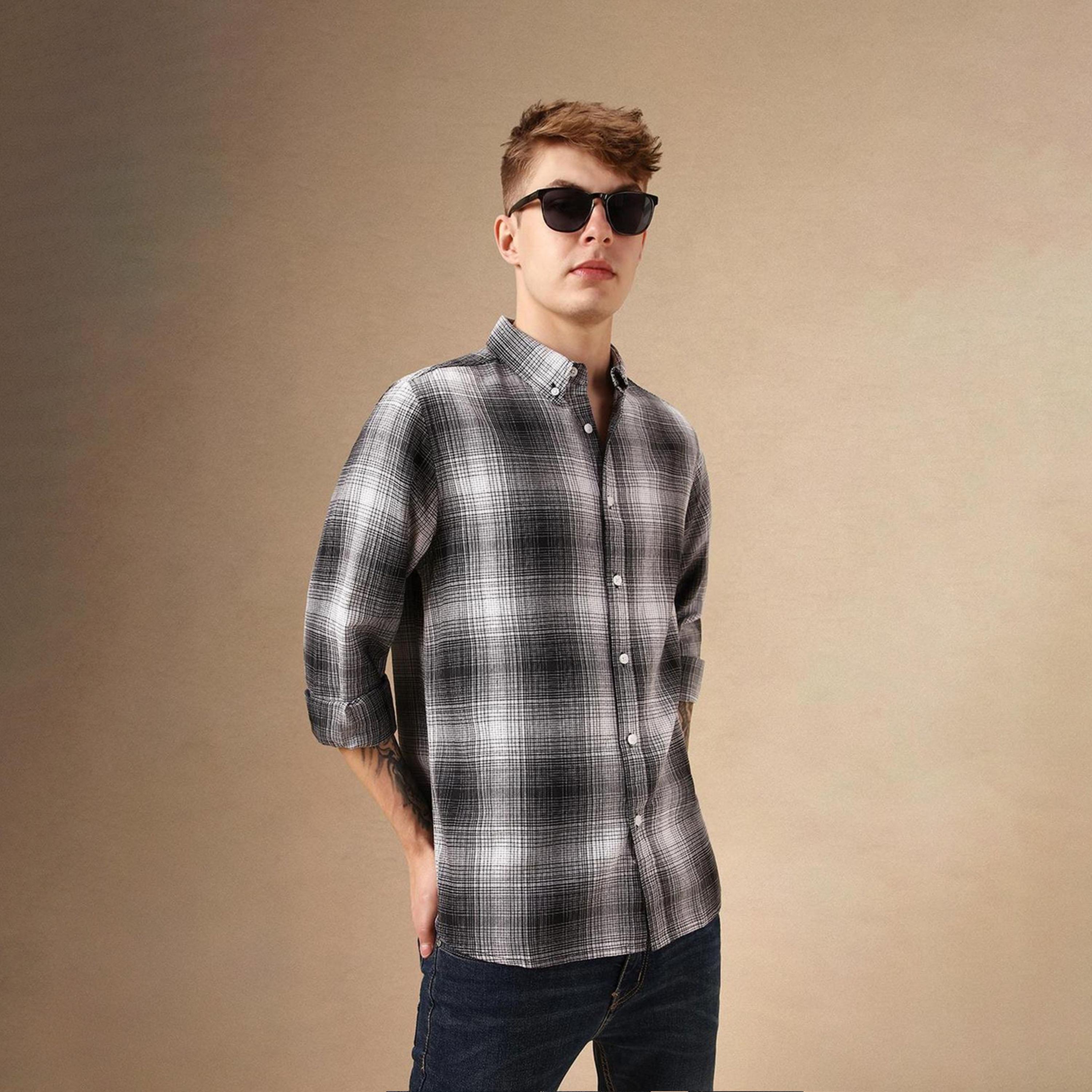 دينيس لينغو× ستايلي-  قميص أسود كاجوال من القطن ياقة مربعة وأزرار سفلية قماش ترتان-men-clothing-shirts-image-1