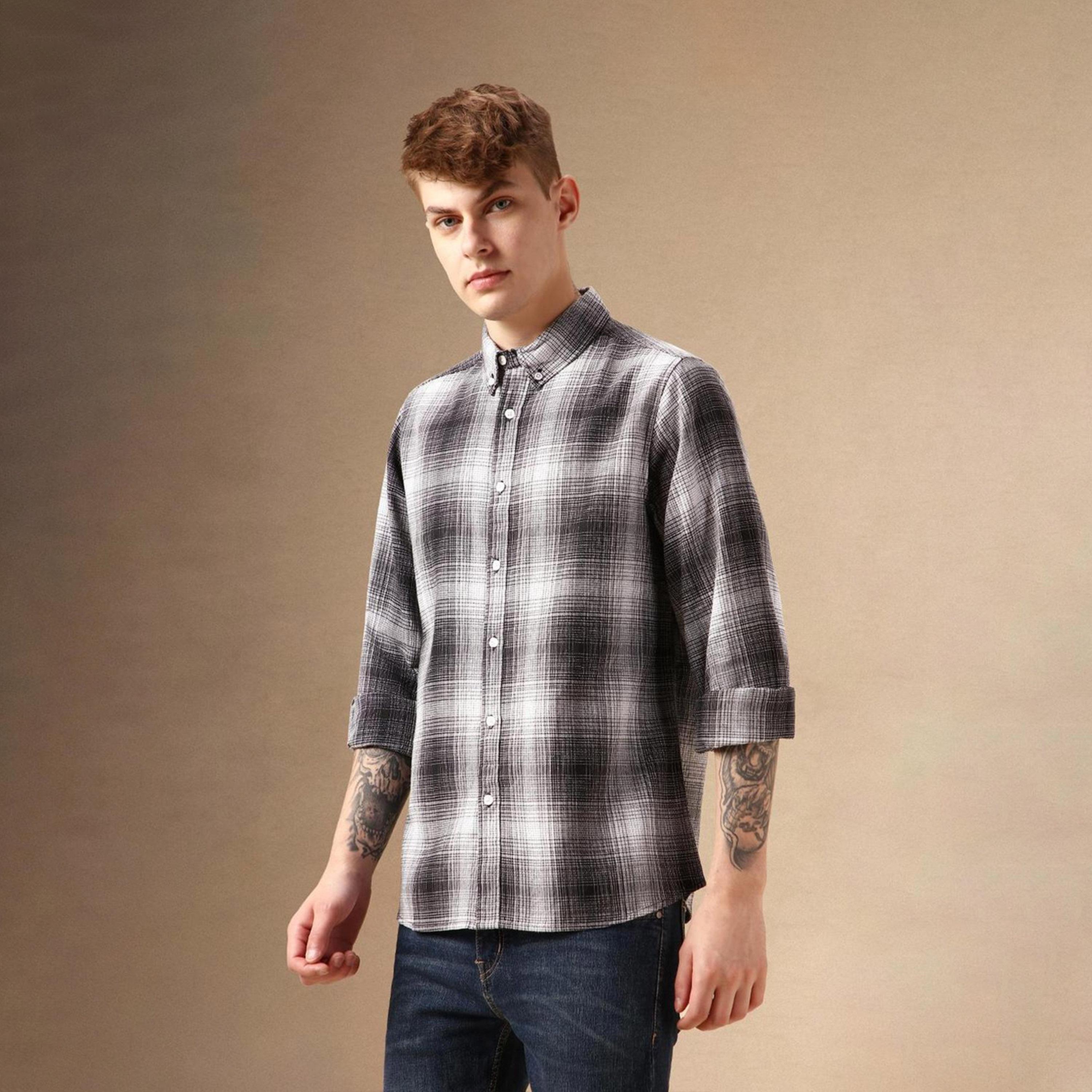 دينيس لينغو× ستايلي-  قميص أسود كاجوال من القطن ياقة مربعة وأزرار سفلية قماش ترتان-men-clothing-shirts-image-2