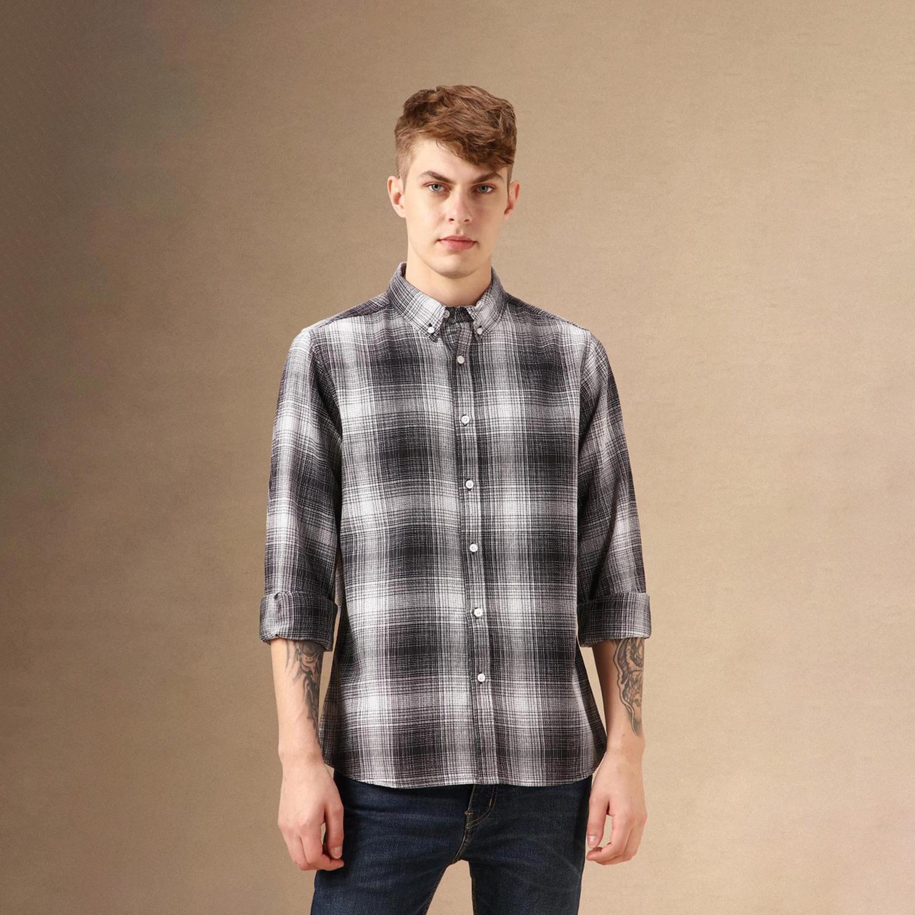 دينيس لينغو× ستايلي-  قميص أسود كاجوال من القطن ياقة مربعة وأزرار سفلية قماش ترتان-men-clothing-shirts-image-3