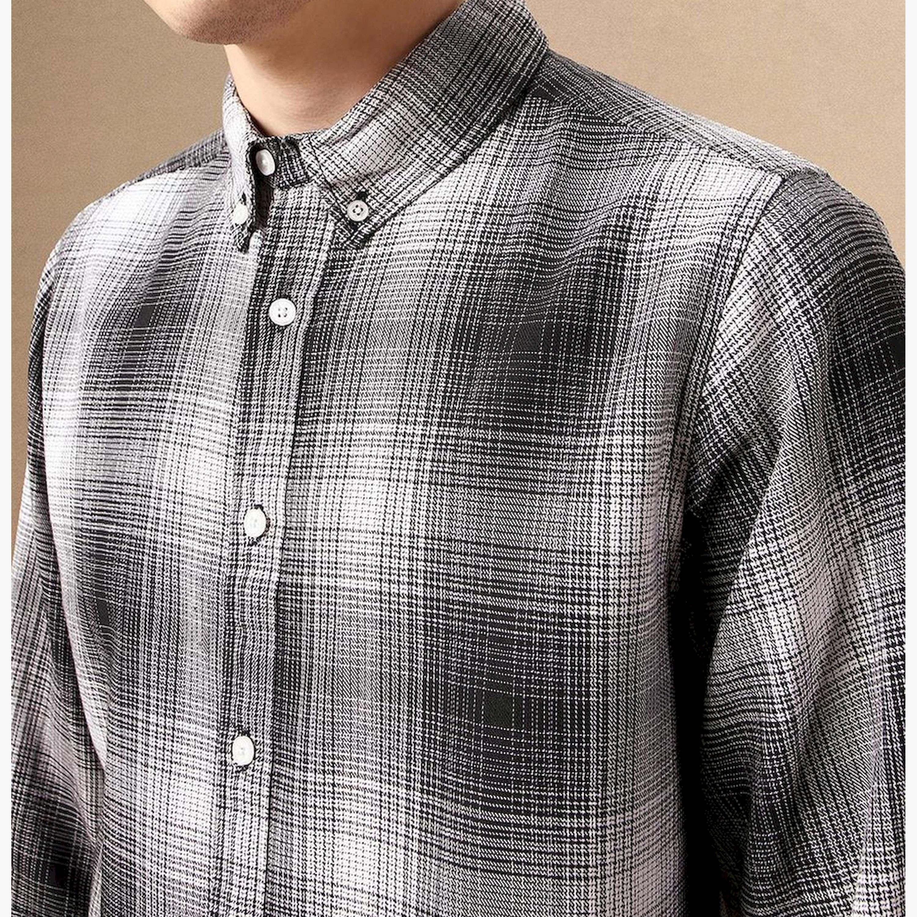دينيس لينغو× ستايلي-  قميص أسود كاجوال من القطن ياقة مربعة وأزرار سفلية قماش ترتان-men-clothing-shirts-image-4