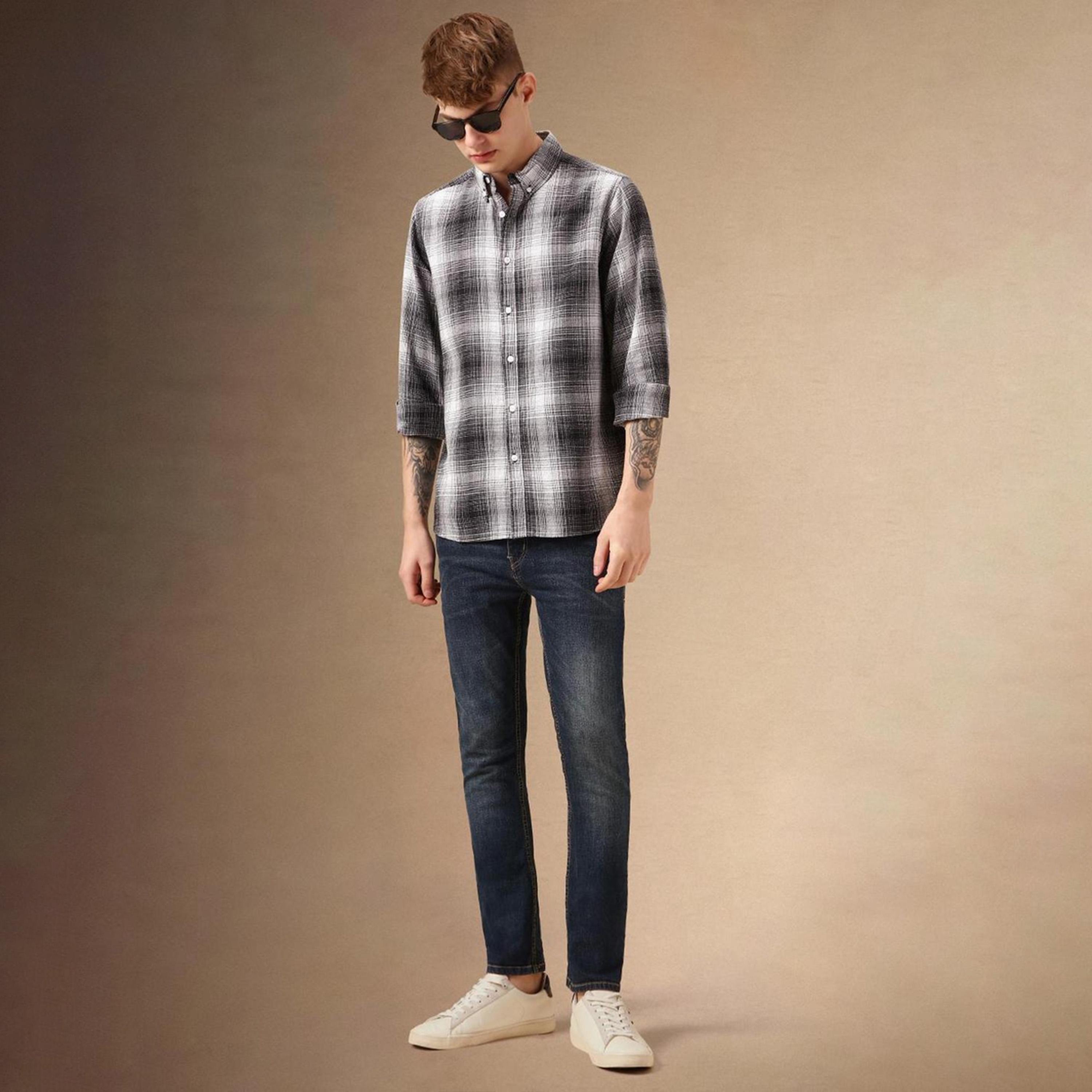 دينيس لينغو× ستايلي-  قميص أسود كاجوال من القطن ياقة مربعة وأزرار سفلية قماش ترتان-men-clothing-shirts-image-5