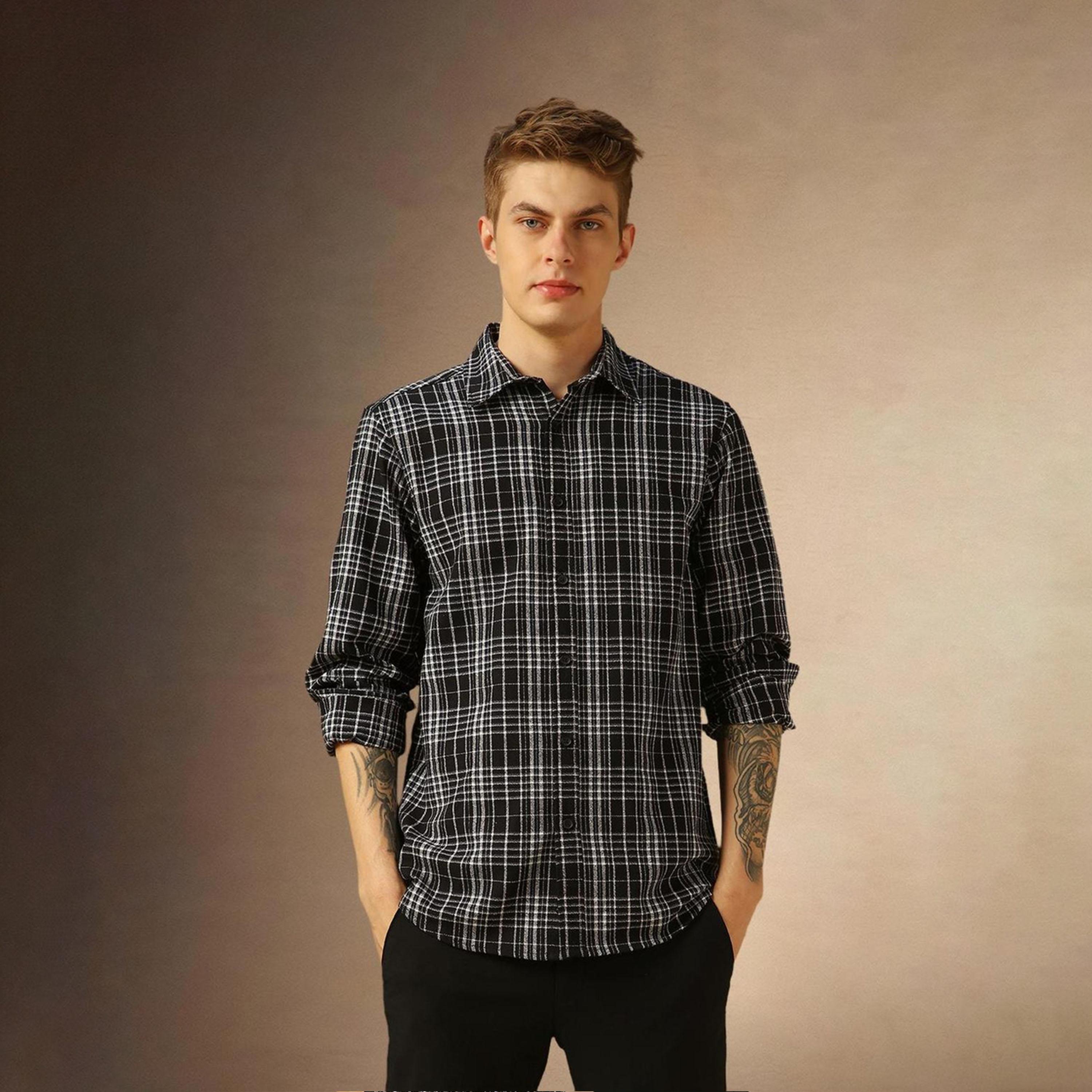 دينيس لينغو× ستايلي-  قميص كاجوال من القطن ياقة واسعة باللون الأسود-men-clothing-shirts-image-1