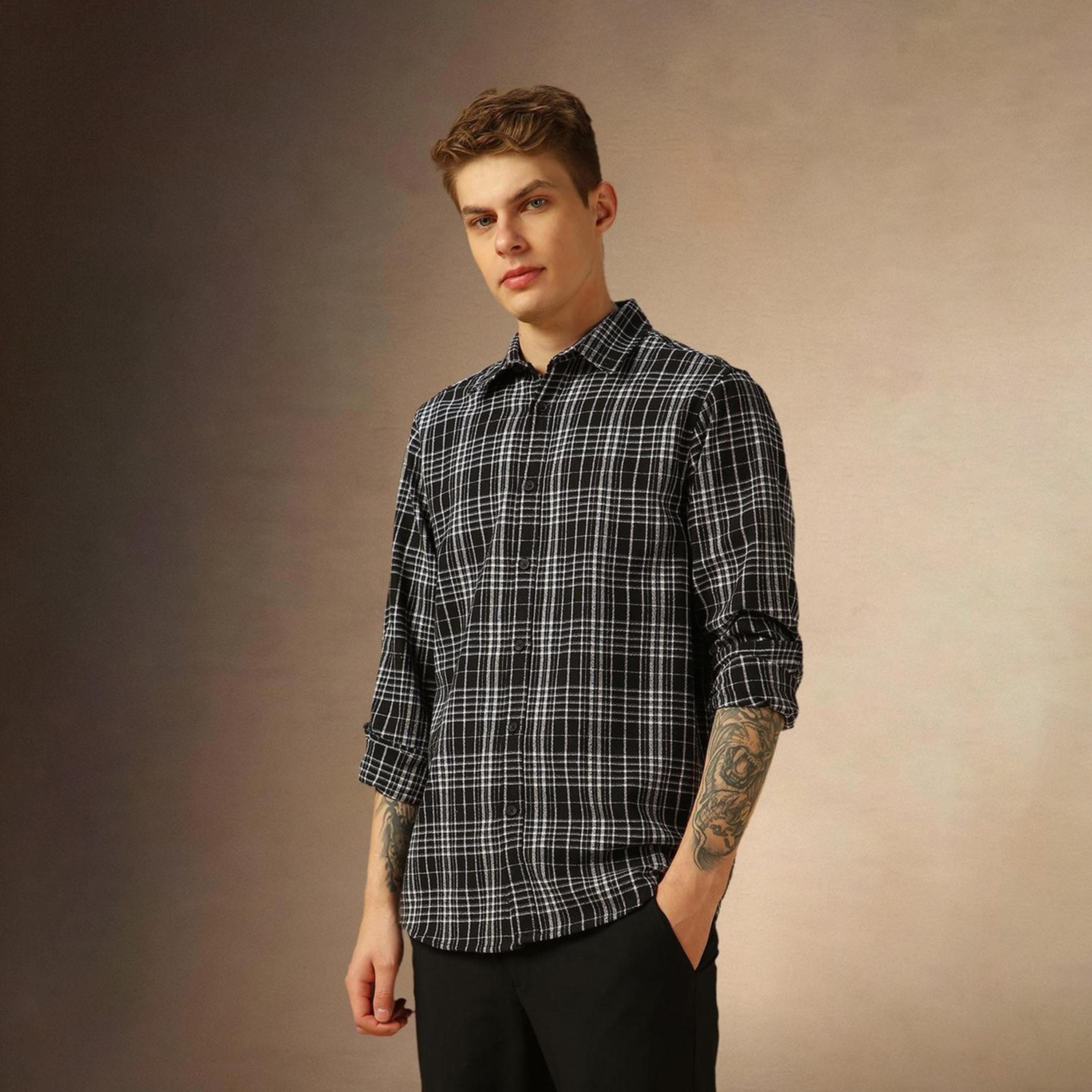 دينيس لينغو× ستايلي-  قميص كاجوال من القطن ياقة واسعة باللون الأسود-men-clothing-shirts-image-6