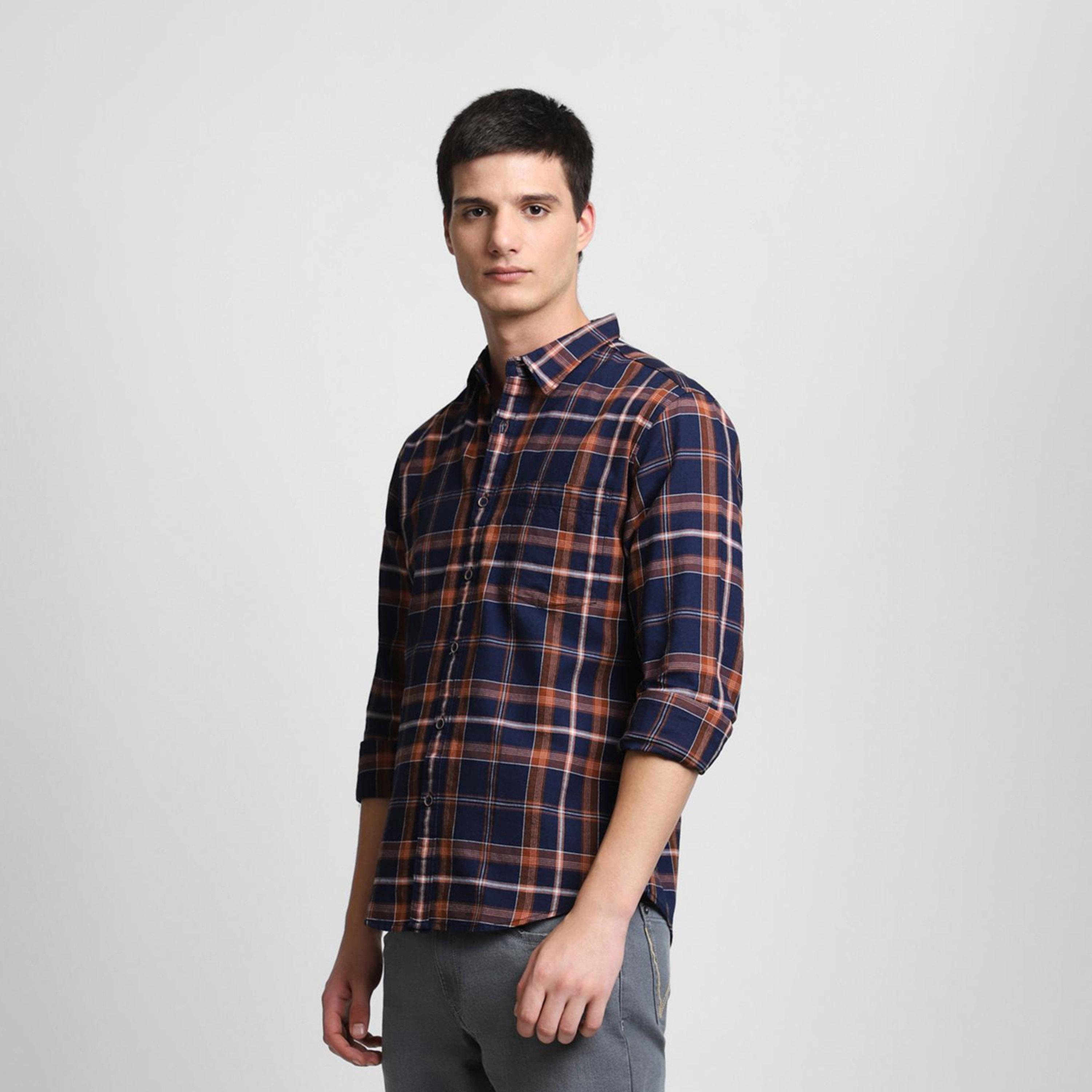 دينيس لينغو× ستايلي-  قميص كاجوال بمربعات من الترتان بقصة ضيقة-men-clothing-shirts-image-2