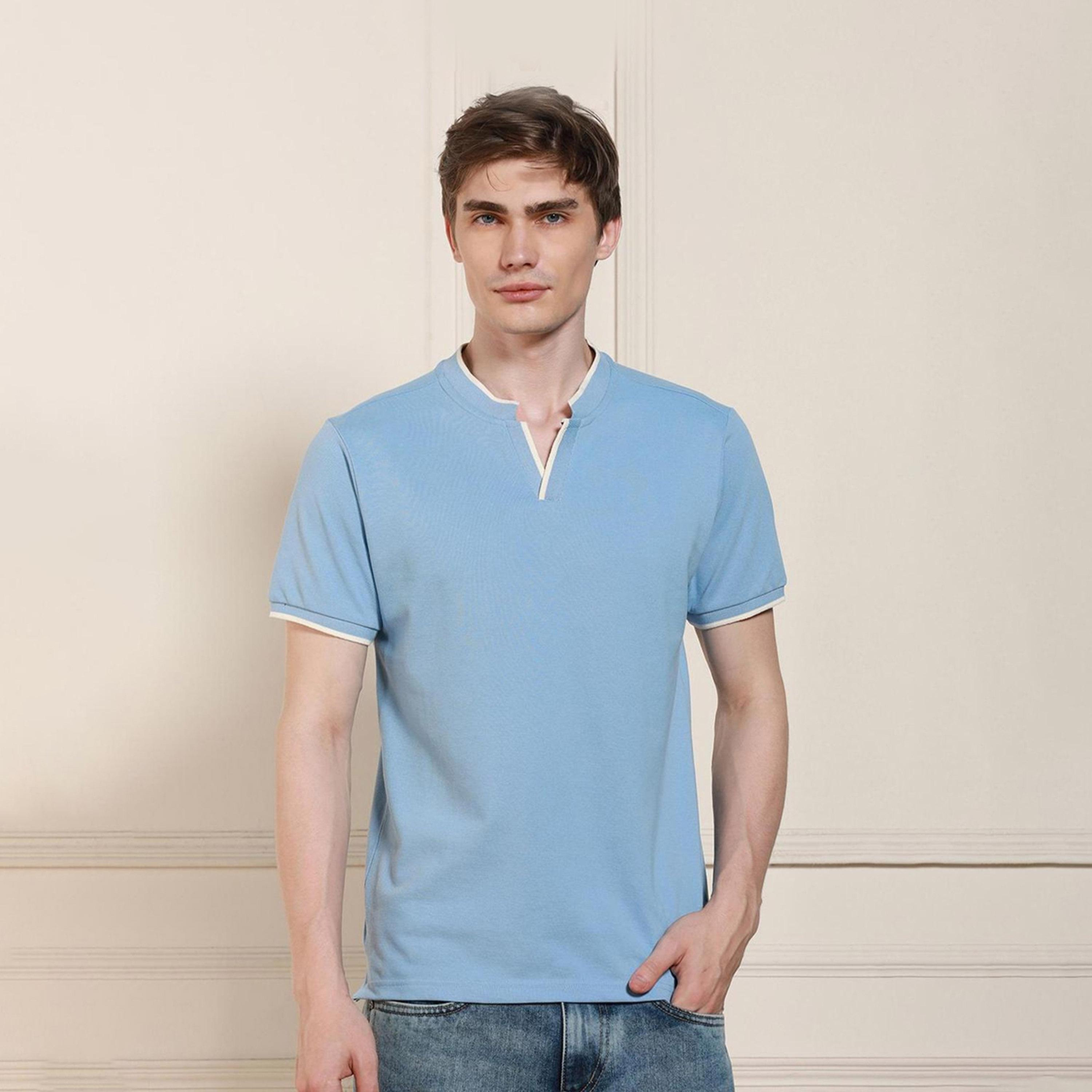 دينيس لينغو× ستايلي-  تي شيرت قطن بقصة عادية وأكمام قصيرة ورقبة هينلي باللون الأزرق-men-clothing-tshirtsandpolos-tshirts-image-1