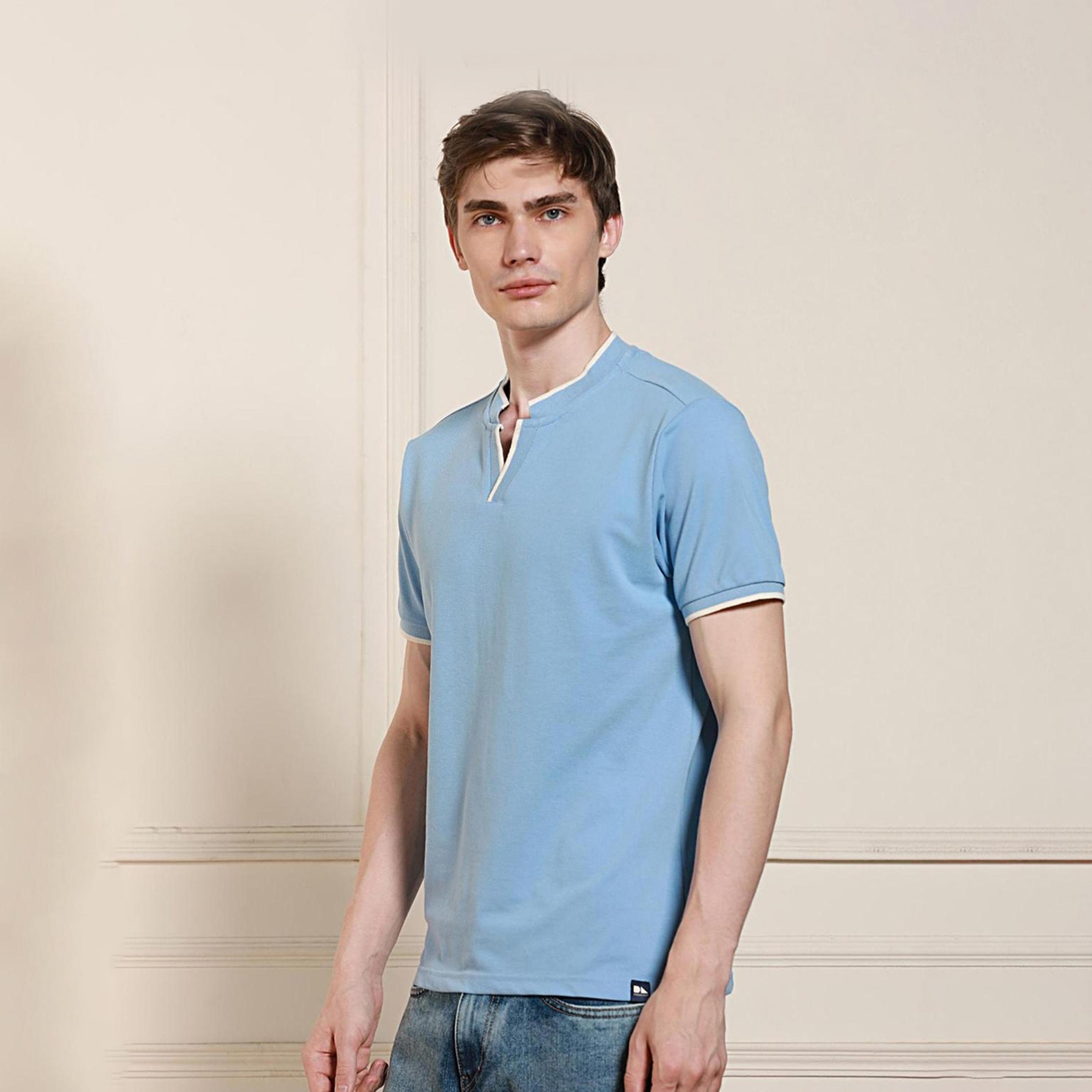 دينيس لينغو× ستايلي-  تي شيرت قطن بقصة عادية وأكمام قصيرة ورقبة هينلي باللون الأزرق-men-clothing-tshirtsandpolos-tshirts-image-3