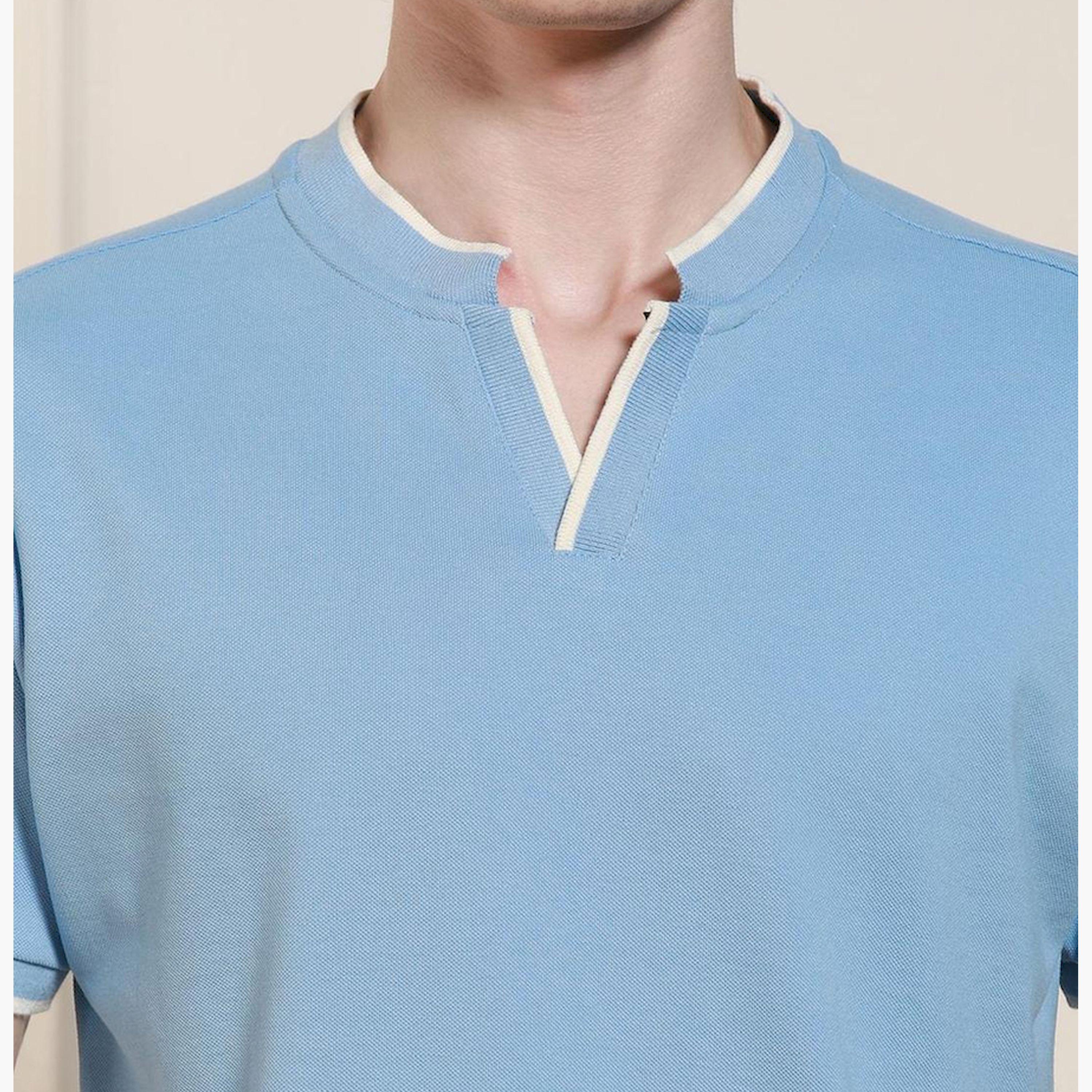 دينيس لينغو× ستايلي-  تي شيرت قطن بقصة عادية وأكمام قصيرة ورقبة هينلي باللون الأزرق-men-clothing-tshirtsandpolos-tshirts-image-4