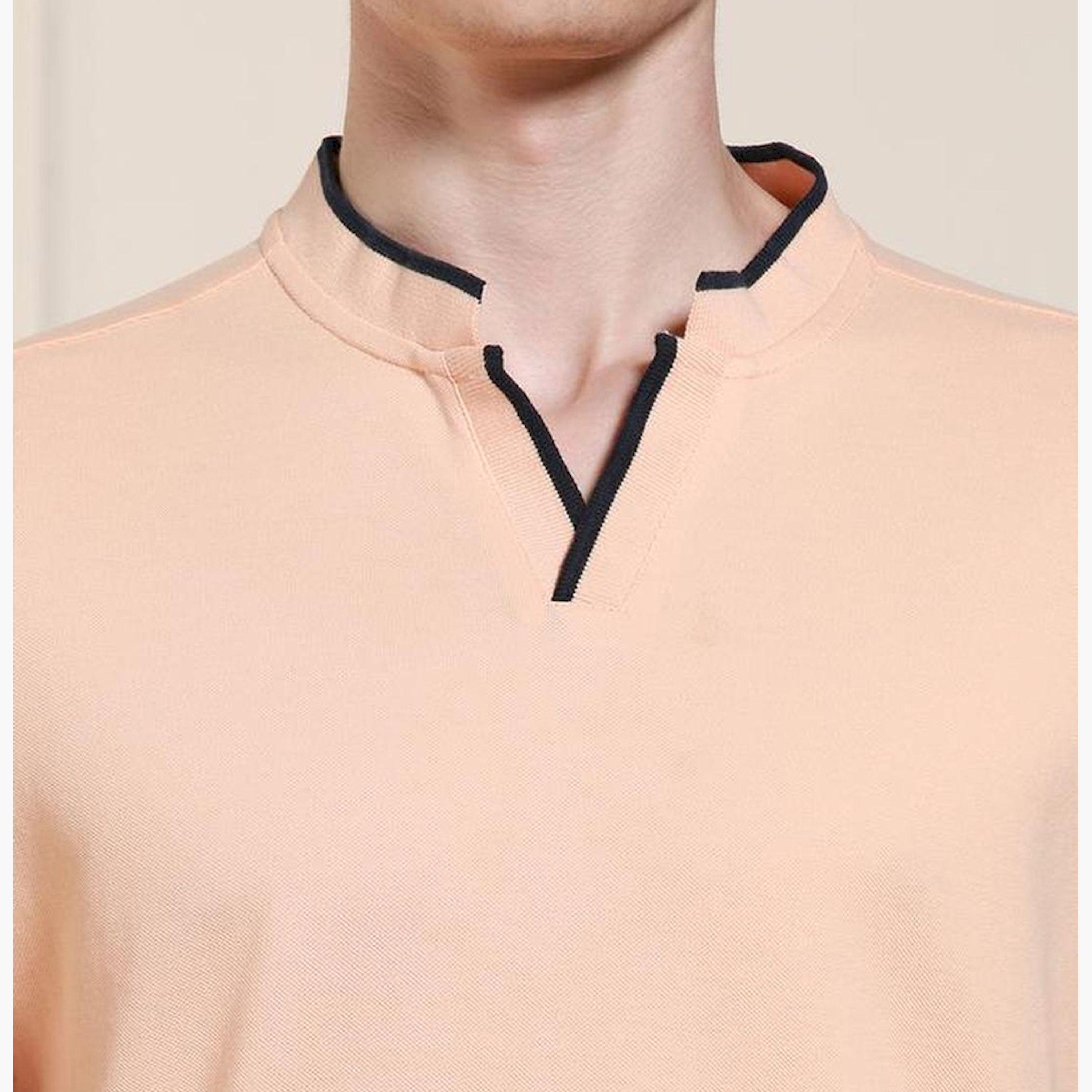 دينيس لينغو× ستايلي-  تي شيرت سادة بأكمام قصيرة وياقة ماندرين بلون الخوخ-men-clothing-tshirtsandpolos-tshirts-image-7