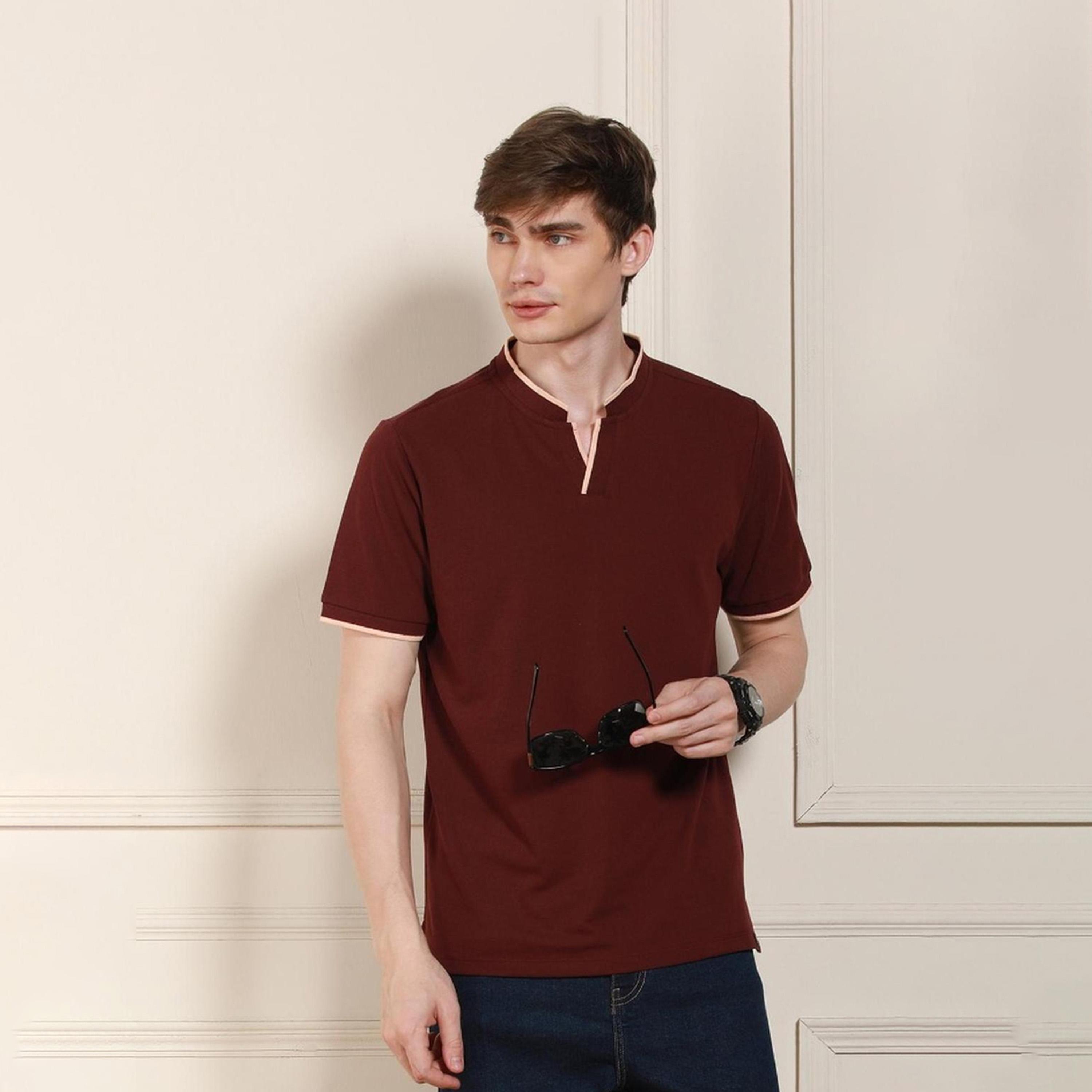 دينيس لينغو× ستايلي-  تي شيرت بأكمام قصيرة وياقة ماندارين لون أحمر-men-clothing-tshirtsandpolos-tshirts-image-6