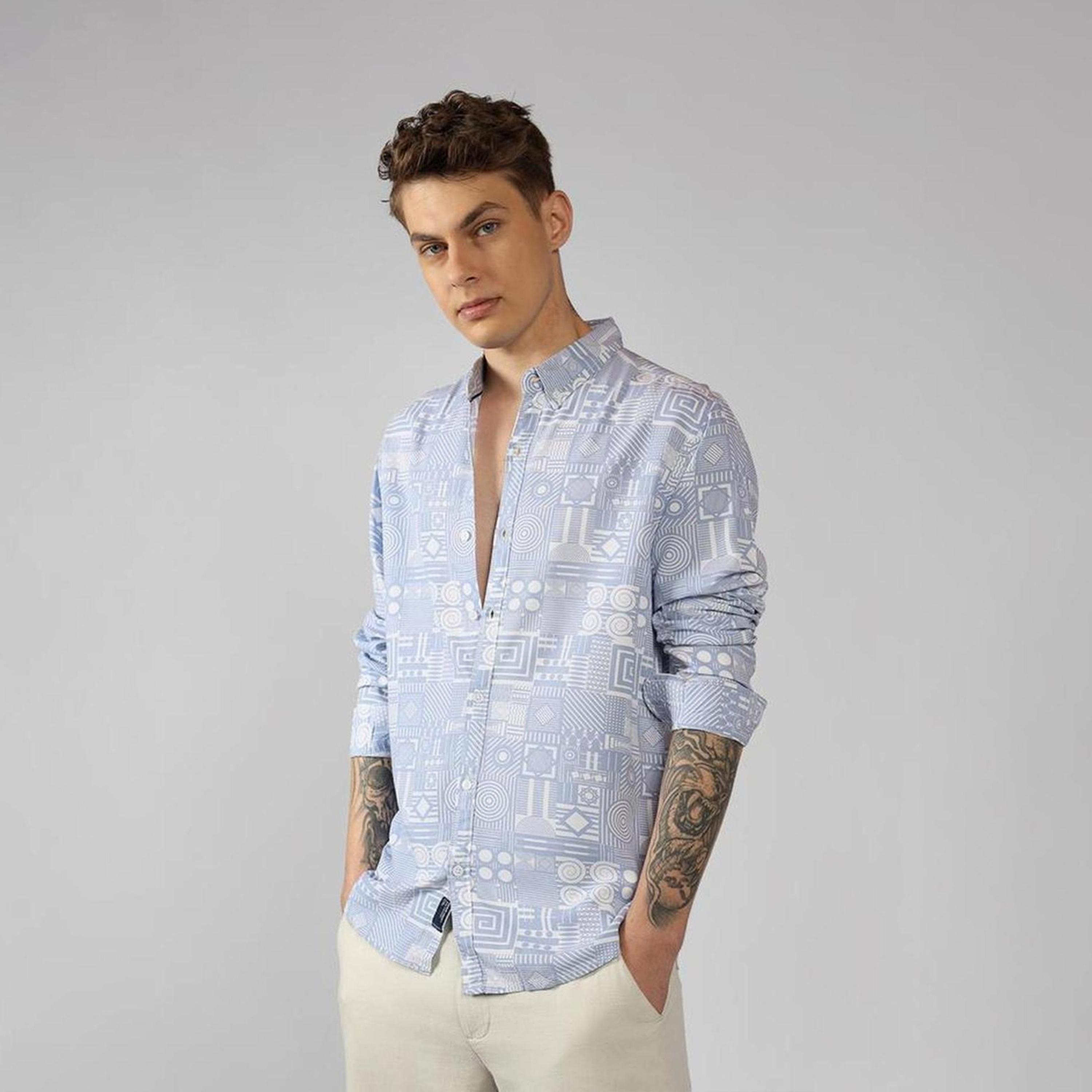 دينيس لينغو× ستايلي-  قميص كاجوال ياقة واسعة ومطبوع بزخارف عرقية-men-clothing-shirts-image-2