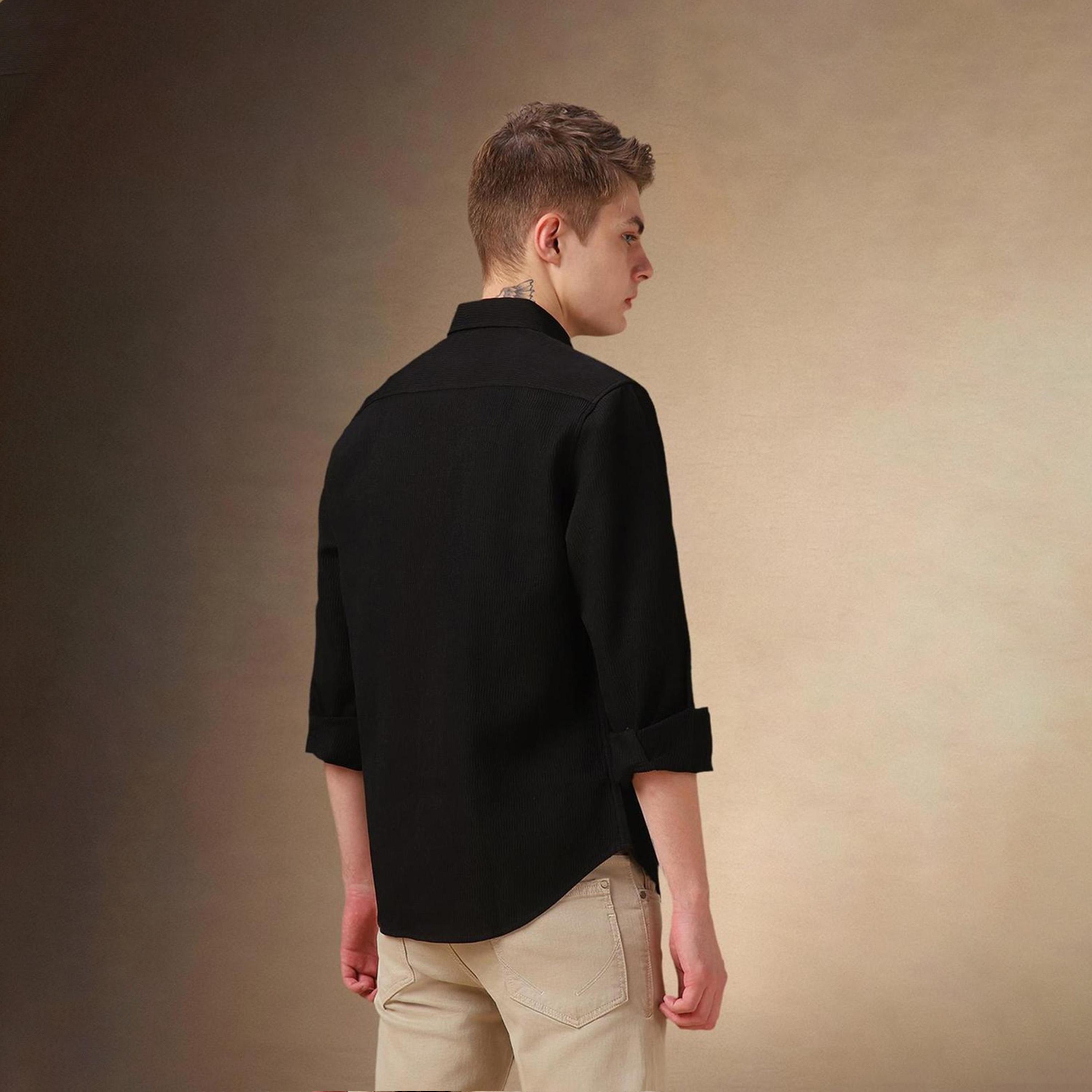 دينيس لينغو× ستايلي-  قميص كاجوال من القطن السادة ياقة واسعة باللون الأسود-men-clothing-shirts-image-2