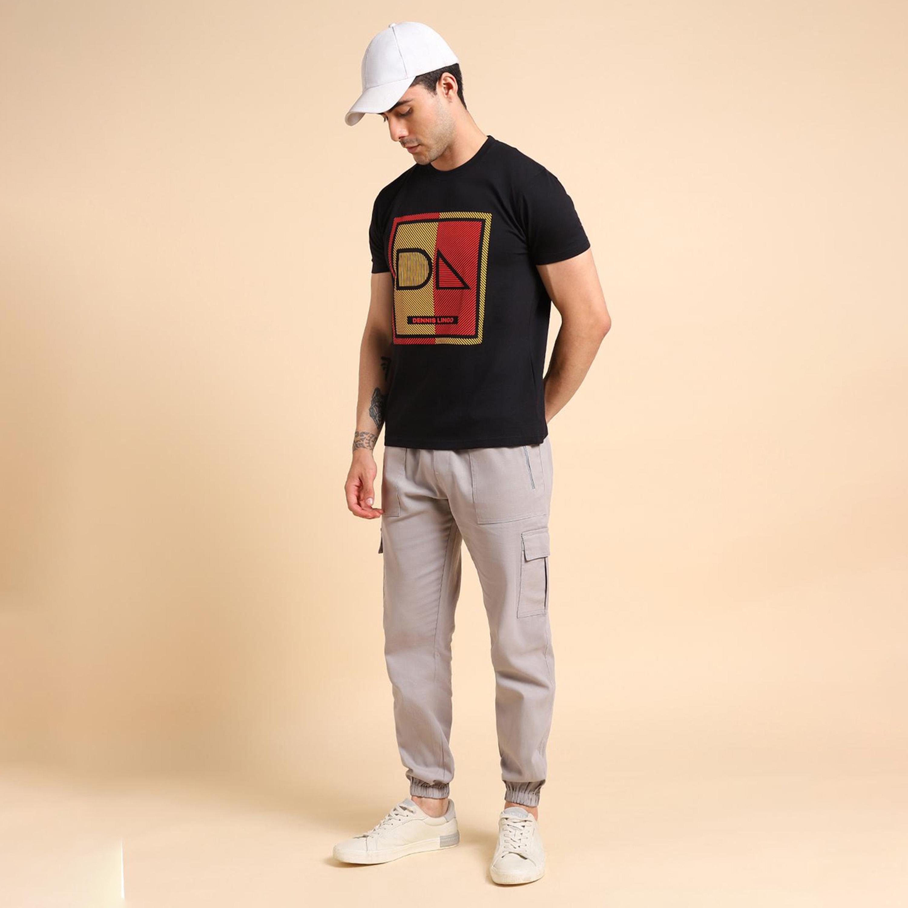 دينيس لينغو× ستايلي-  تي شيرت رجالي قطن ذو قصة ضيقة ورقبة دائرية ومطبوع لون أسود-men-clothing-tshirtsandpolos-tshirts-image-1
