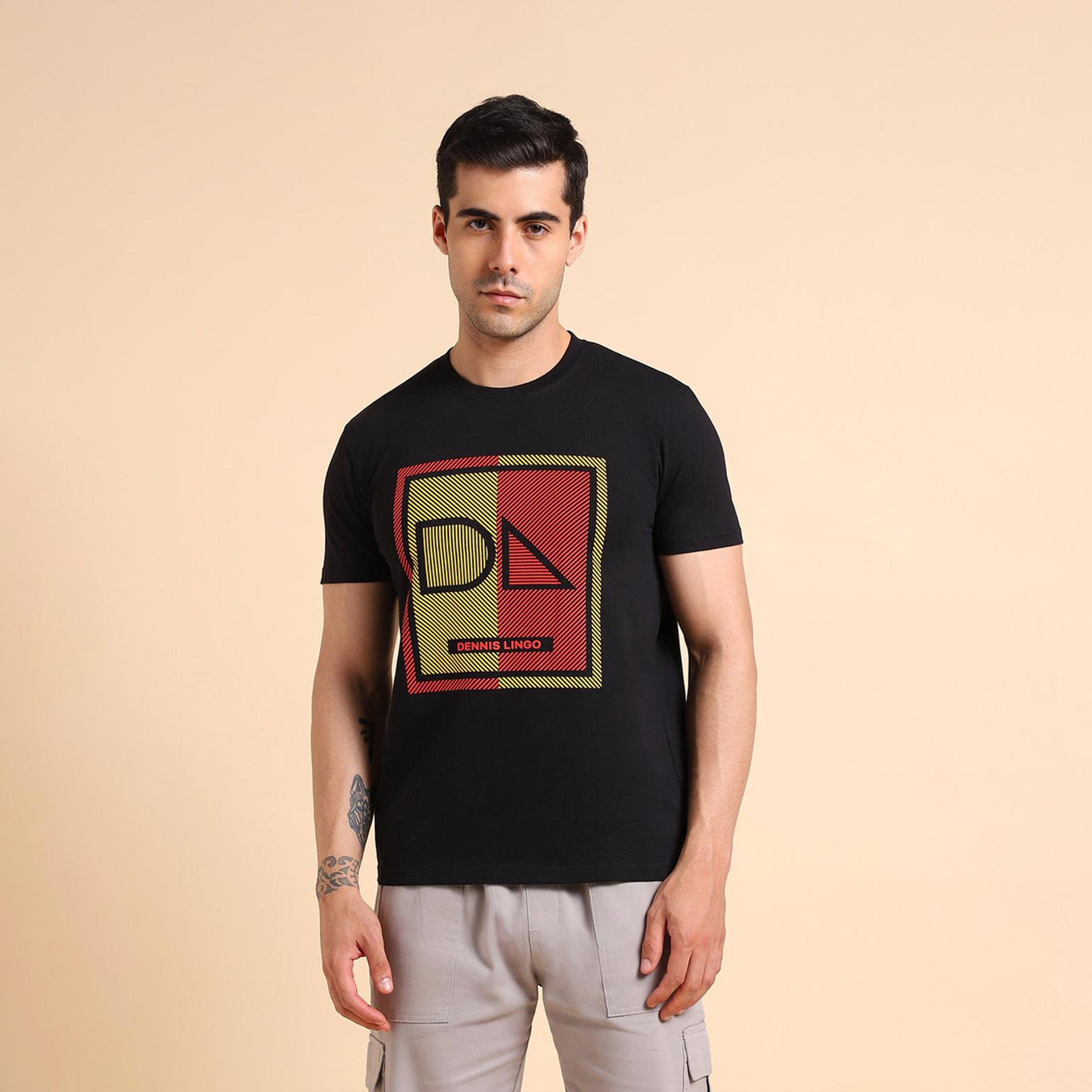دينيس لينغو× ستايلي-  تي شيرت رجالي قطن ذو قصة ضيقة ورقبة دائرية ومطبوع لون أسود-men-clothing-tshirtsandpolos-tshirts-image-2