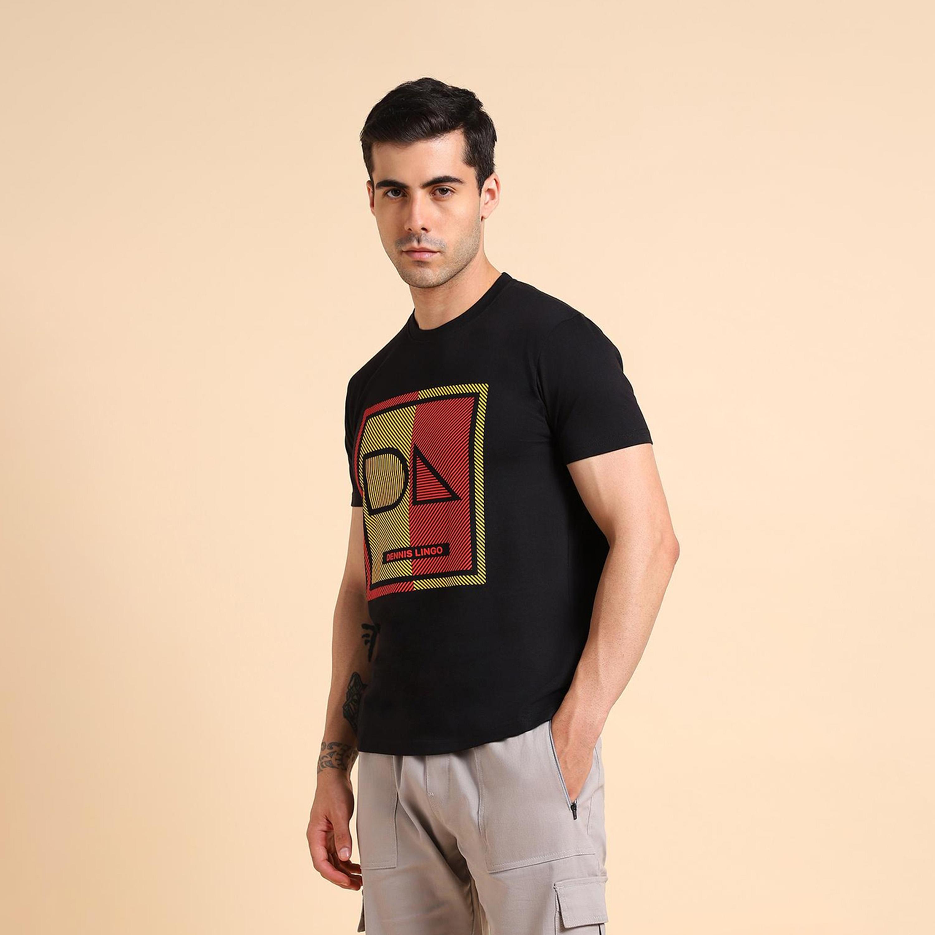 دينيس لينغو× ستايلي-  تي شيرت رجالي قطن ذو قصة ضيقة ورقبة دائرية ومطبوع لون أسود-men-clothing-tshirtsandpolos-tshirts-image-4