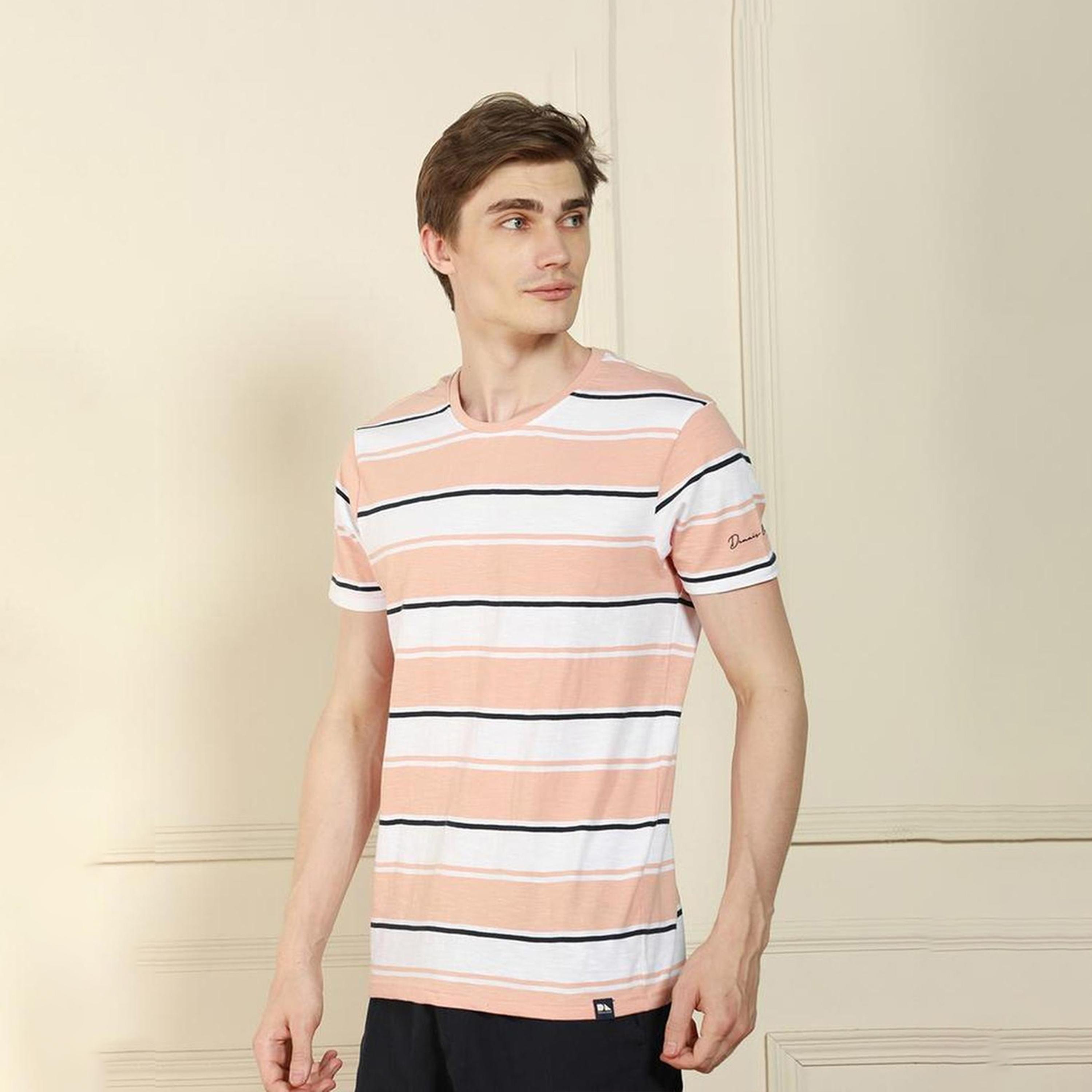دينيس لينغو× ستايلي-  تي شيرت رجالي بغطاء رأس برقبة دائرية وقصة عادية مخططة لون خوخي-men-clothing-tshirtsandpolos-tshirts-image-2