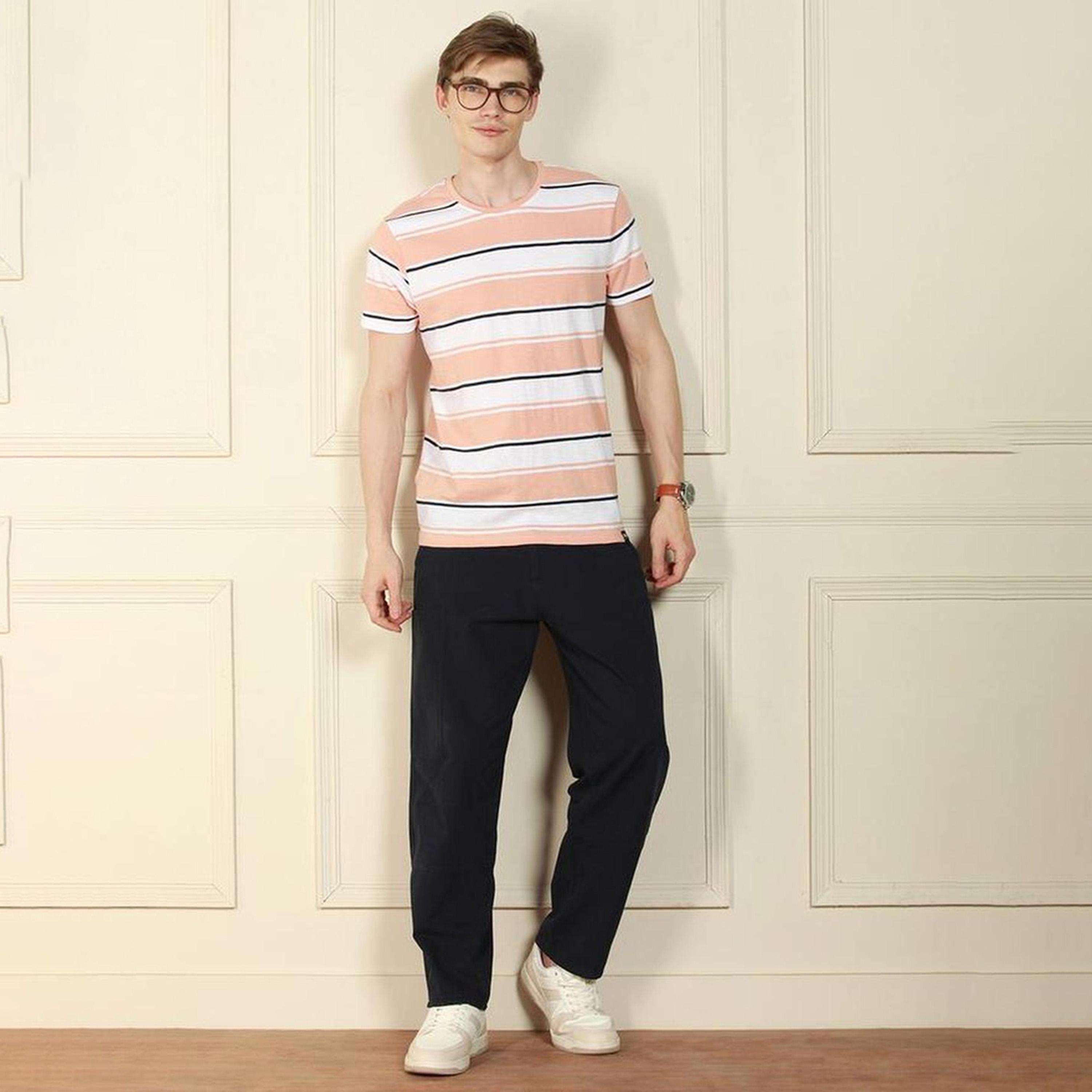 دينيس لينغو× ستايلي-  تي شيرت رجالي بغطاء رأس برقبة دائرية وقصة عادية مخططة لون خوخي-men-clothing-tshirtsandpolos-tshirts-image-3