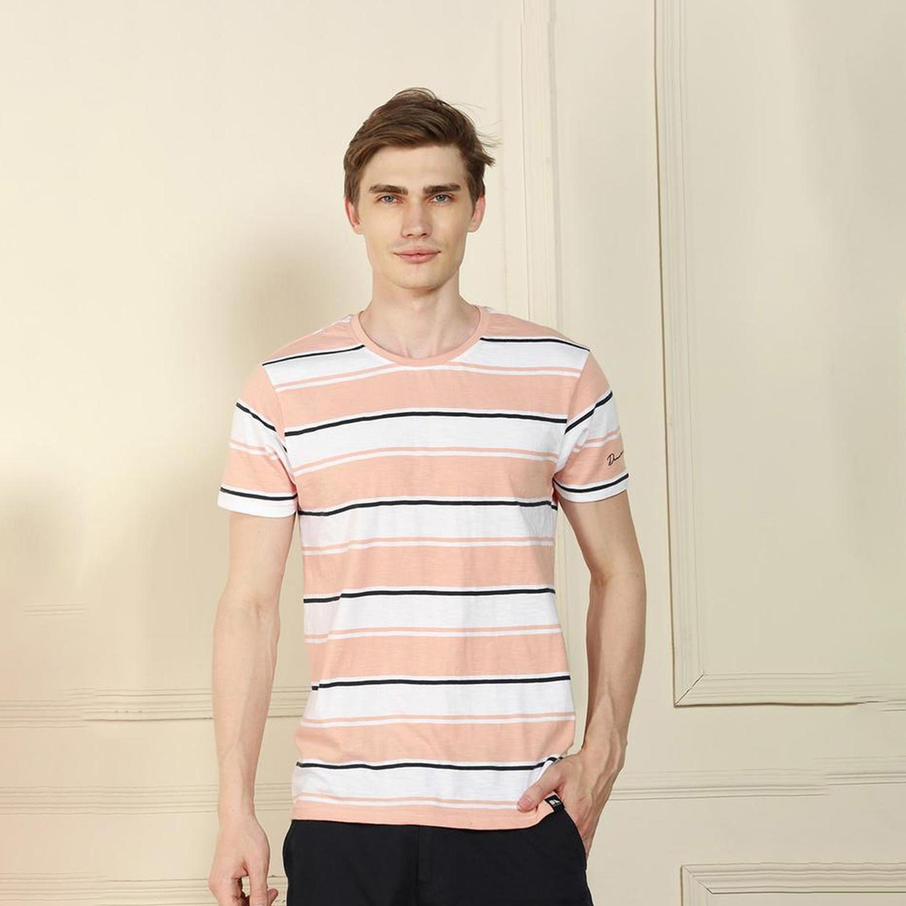 دينيس لينغو× ستايلي-  تي شيرت رجالي بغطاء رأس برقبة دائرية وقصة عادية مخططة لون خوخي-men-clothing-tshirtsandpolos-tshirts-image-4