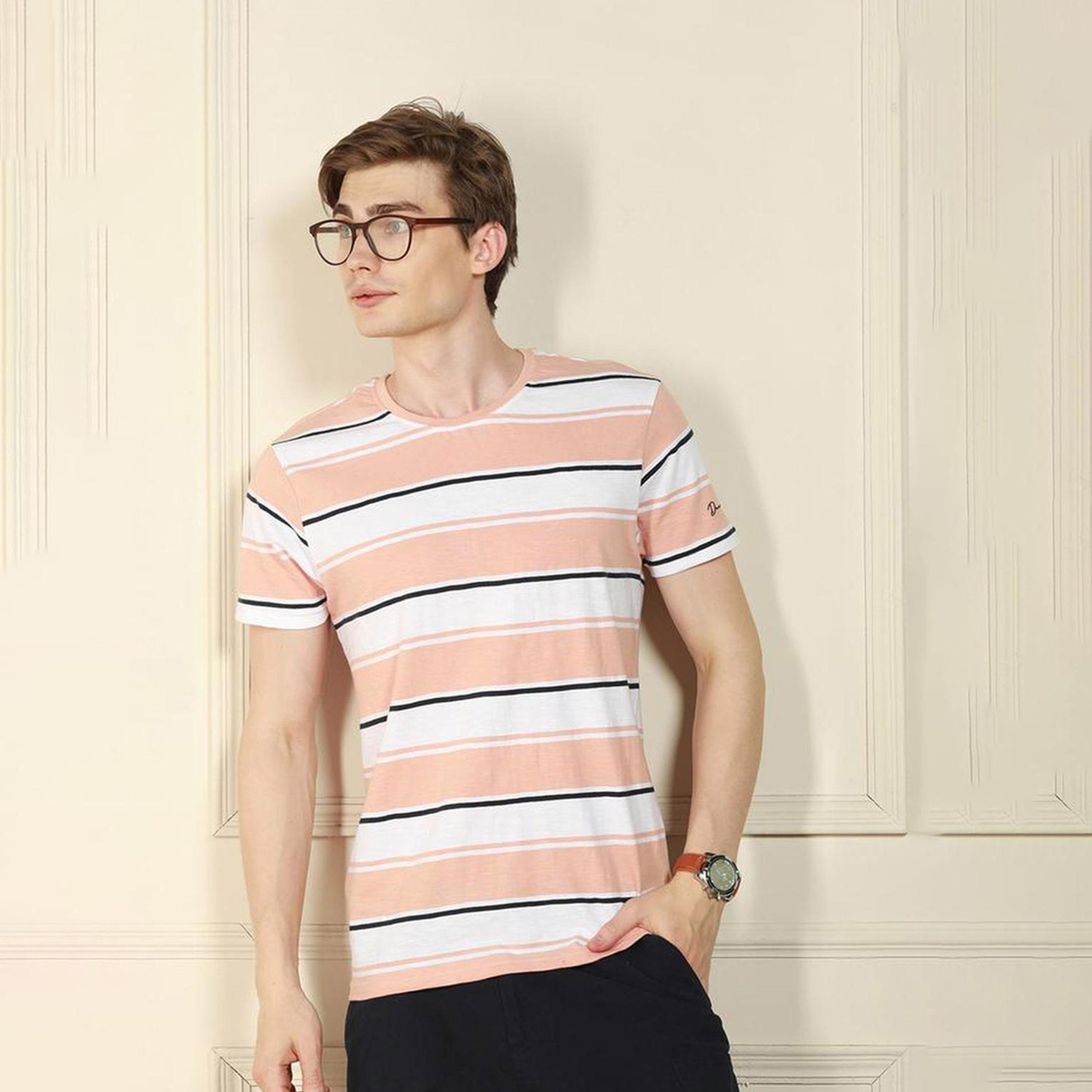 دينيس لينغو× ستايلي-  تي شيرت رجالي بغطاء رأس برقبة دائرية وقصة عادية مخططة لون خوخي-men-clothing-tshirtsandpolos-tshirts-image-6