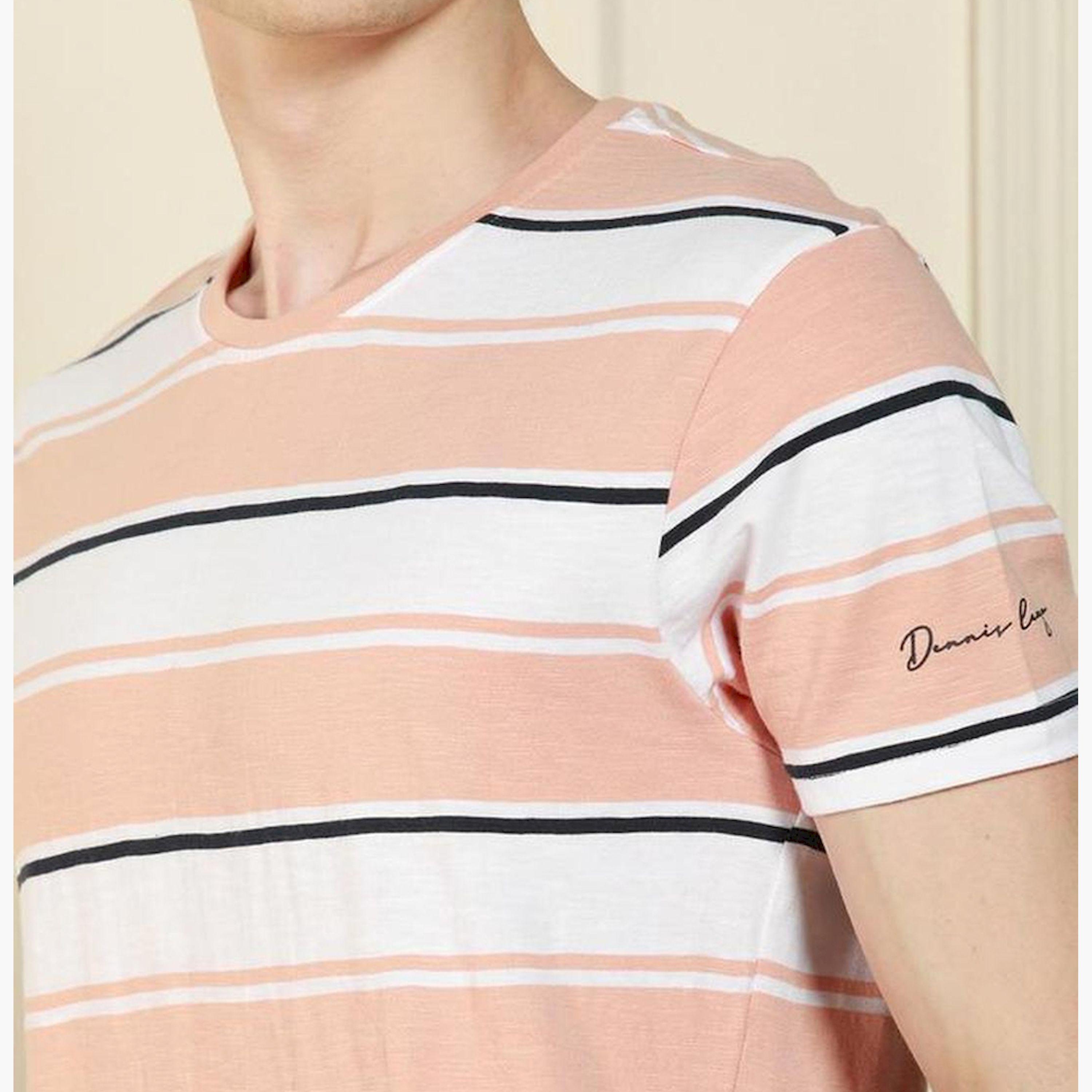 دينيس لينغو× ستايلي-  تي شيرت رجالي بغطاء رأس برقبة دائرية وقصة عادية مخططة لون خوخي-men-clothing-tshirtsandpolos-tshirts-image-8