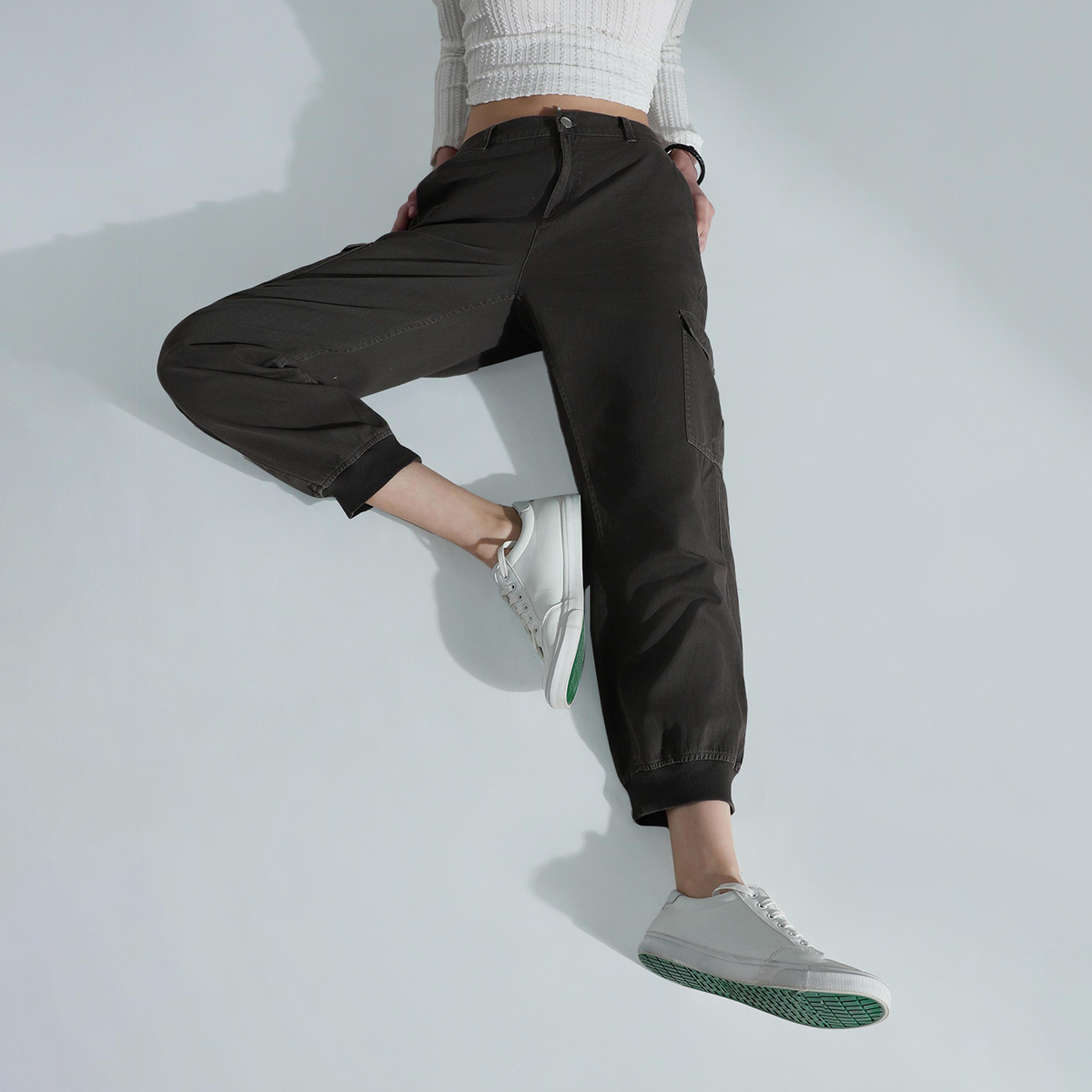 هاي ستار × ستايلي - بنطال كارغو بخصر متوسط الارتفاع بقصّة عادية مع جيوب-women-clothing-bottoms-trousers-image-5