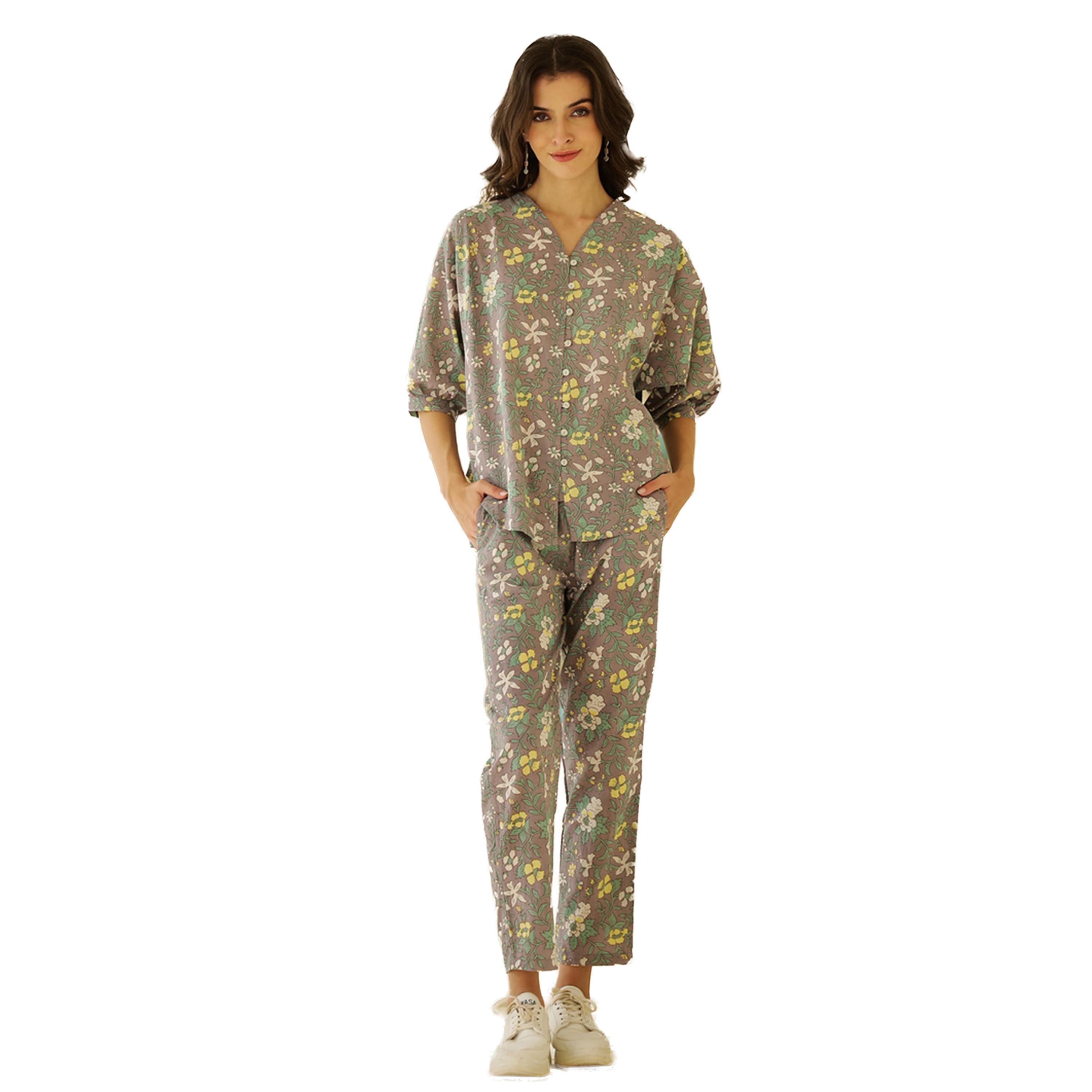 سانسكروتي هومز × ستايلي - طقم قميص قطني مطبوع بياقة V مع بنطال-women-clothing-coordsets-image-1
