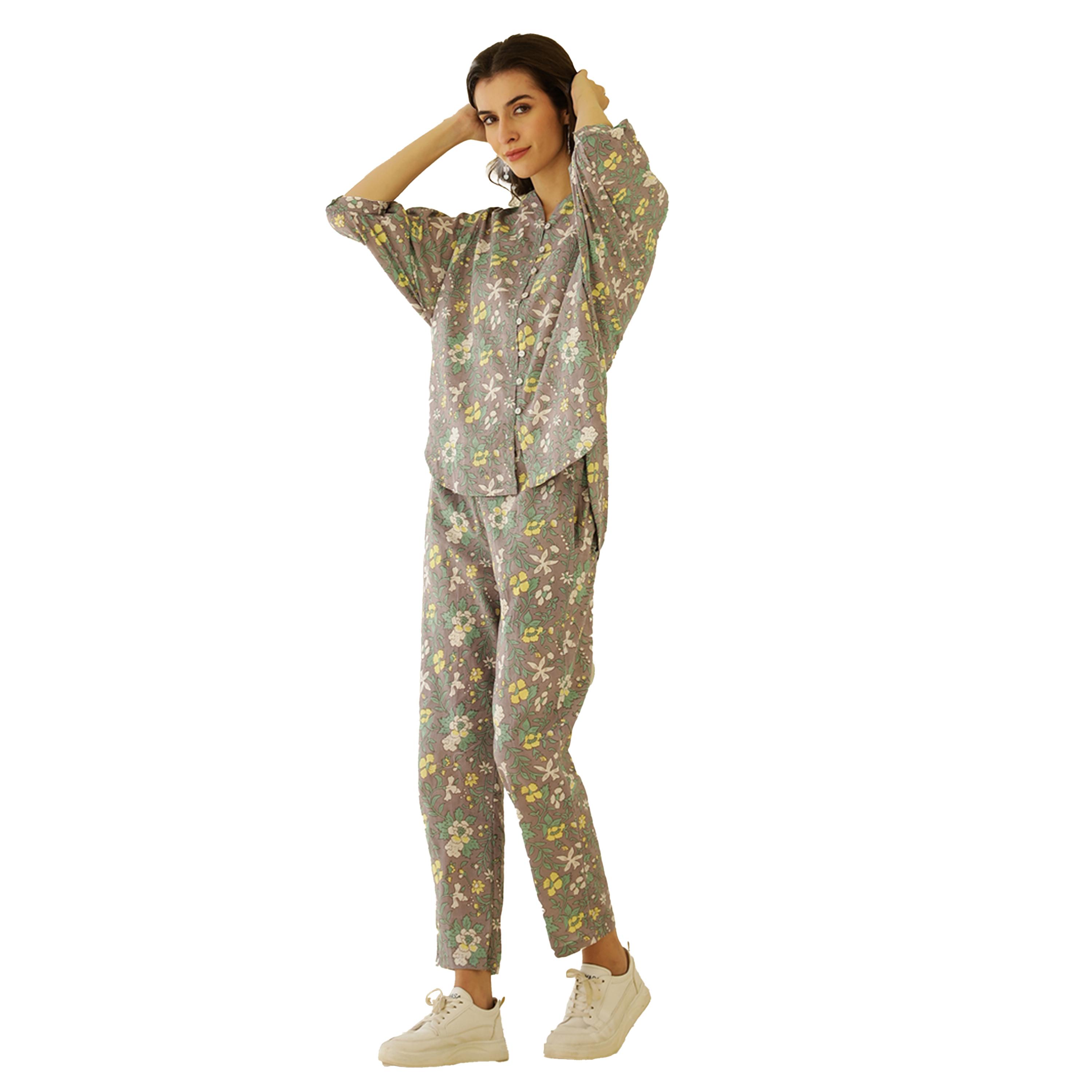 سانسكروتي هومز × ستايلي - طقم قميص قطني مطبوع بياقة V مع بنطال-women-clothing-coordsets-image-3