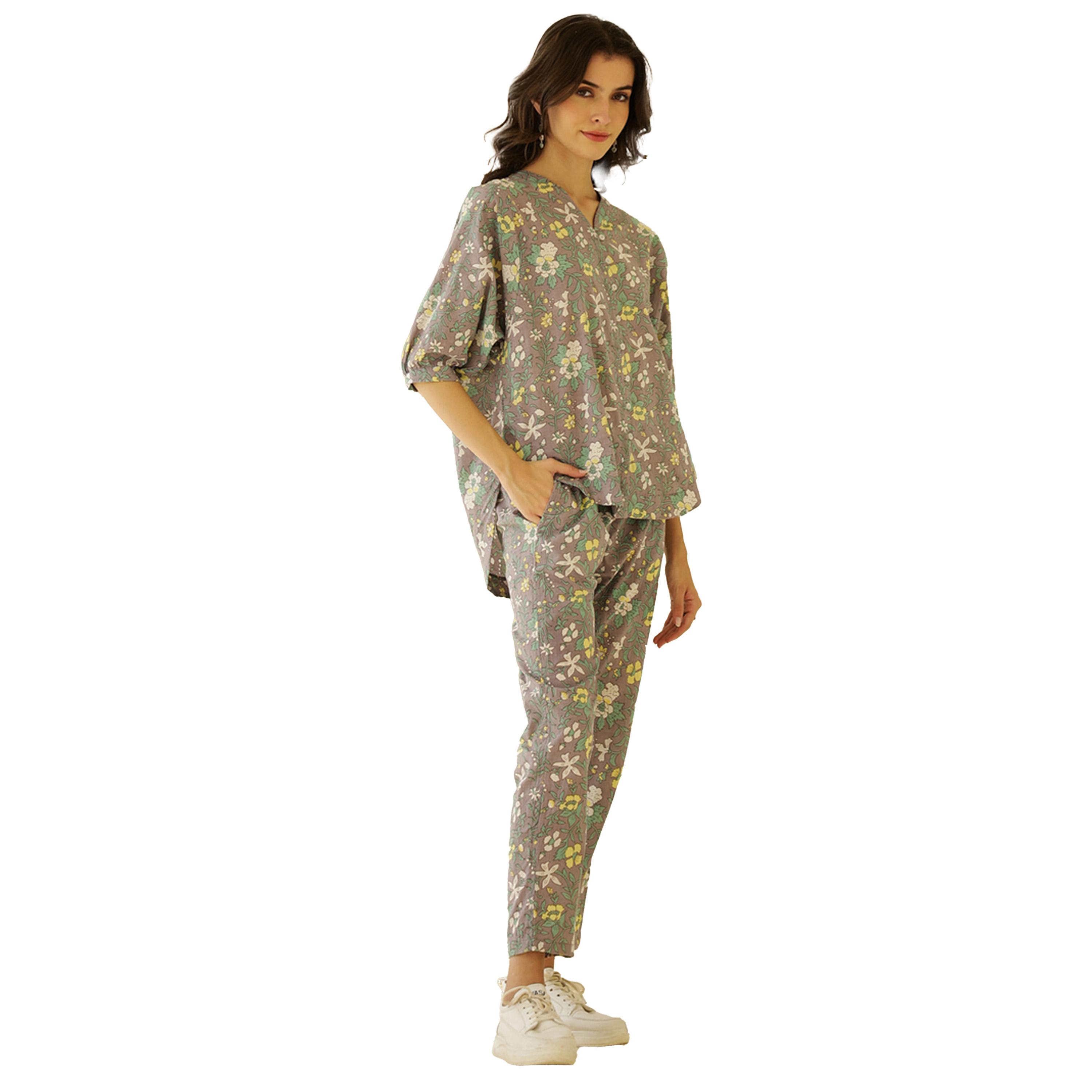 سانسكروتي هومز × ستايلي - طقم قميص قطني مطبوع بياقة V مع بنطال-women-clothing-coordsets-image-4