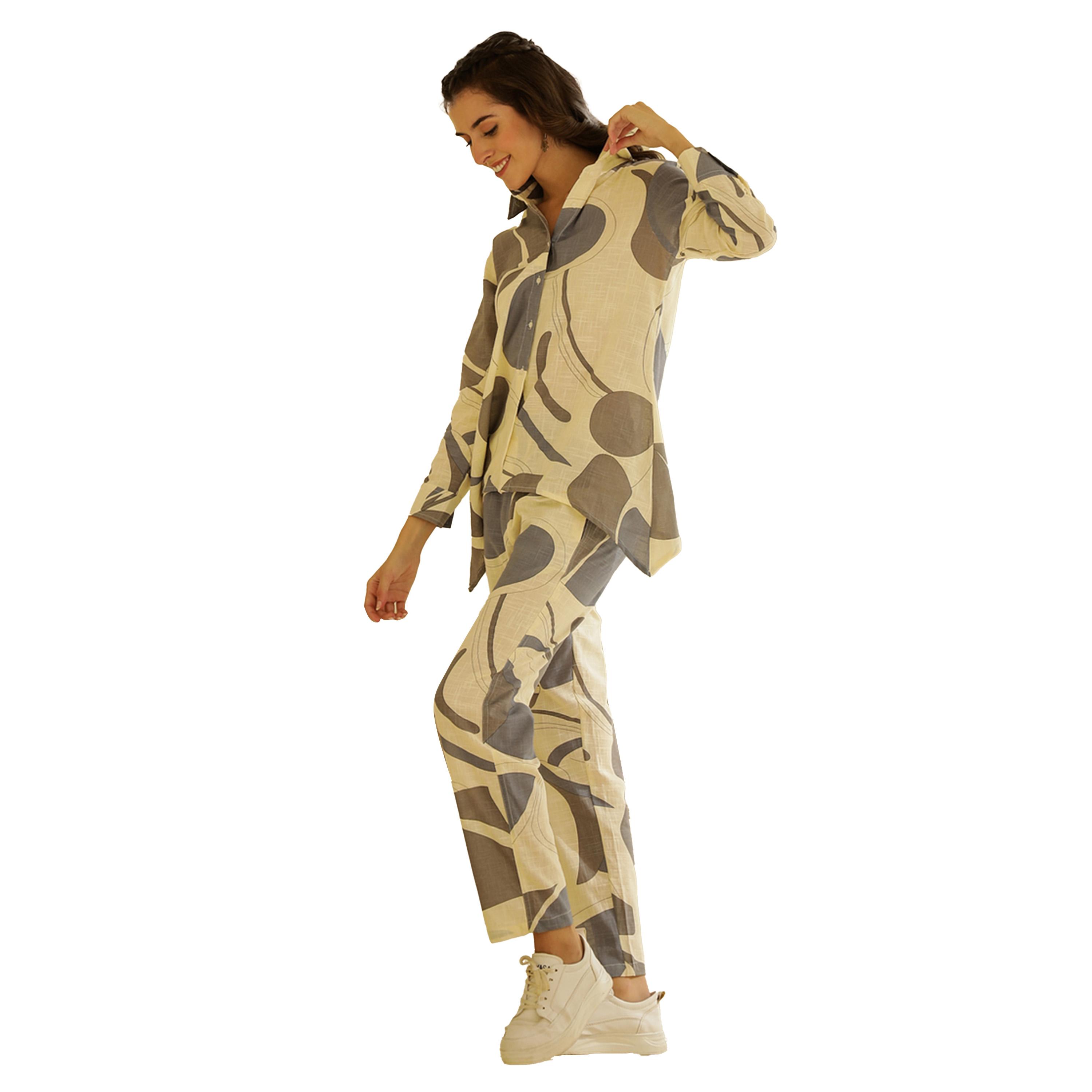 سانسكروتي هومز × ستايلي - طقم قميص مطبوع بياقة واسعة مع بنطال-women-clothing-coordsets-image-3