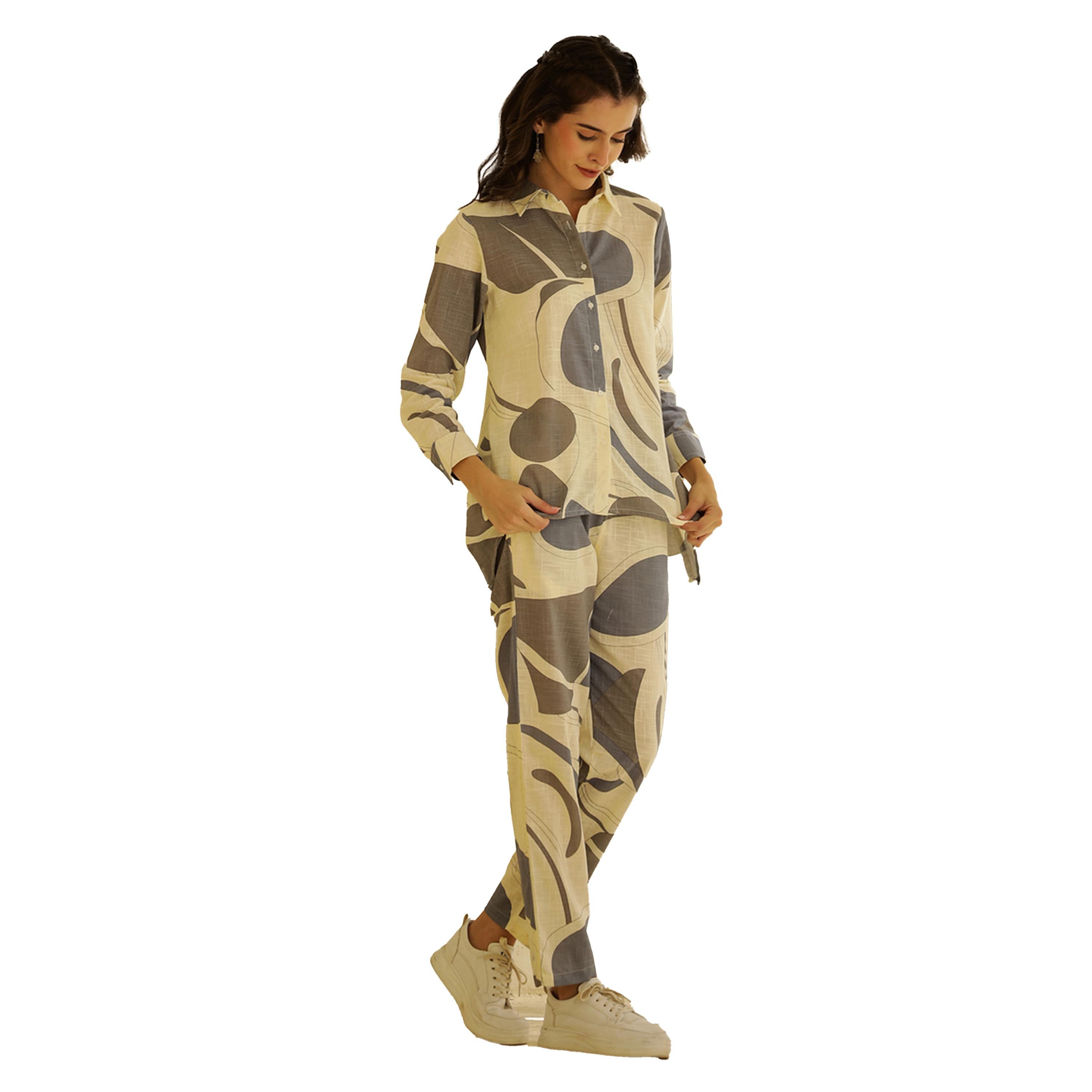 سانسكروتي هومز × ستايلي - طقم قميص مطبوع بياقة واسعة مع بنطال-women-clothing-coordsets-image-5
