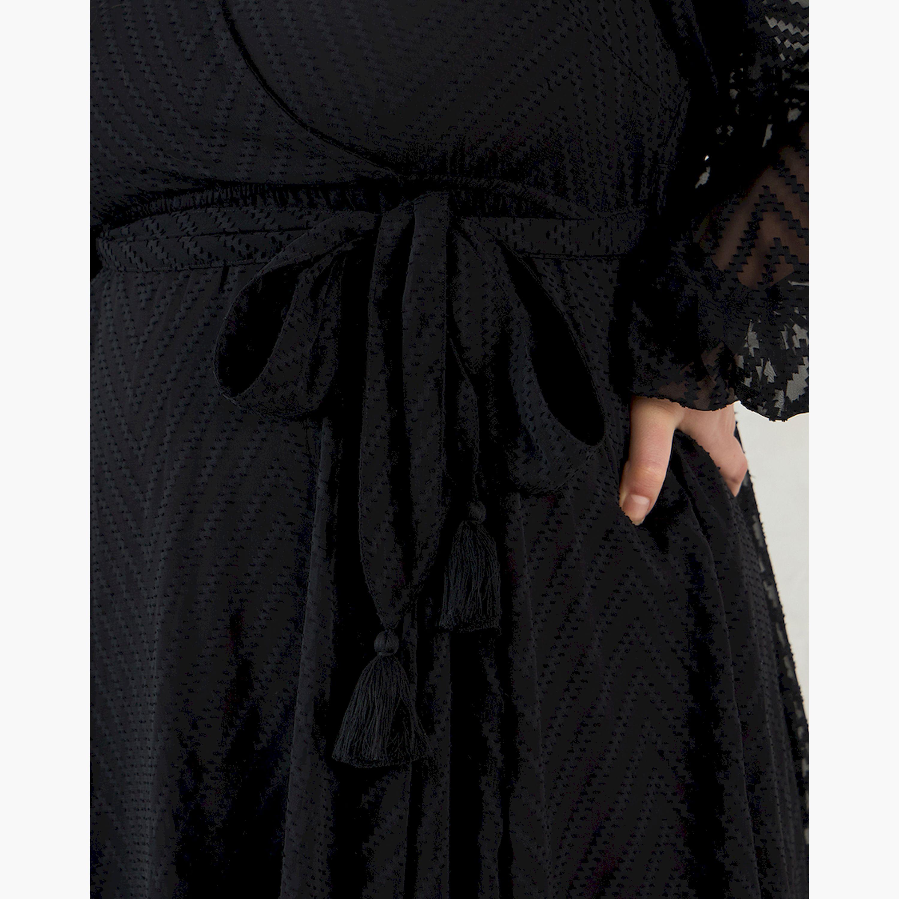 فيميلا × ستايلي - فستان ماكسي أسود بنمط شيفرون من قماش دوبي-women-clothing-dresses-image-5