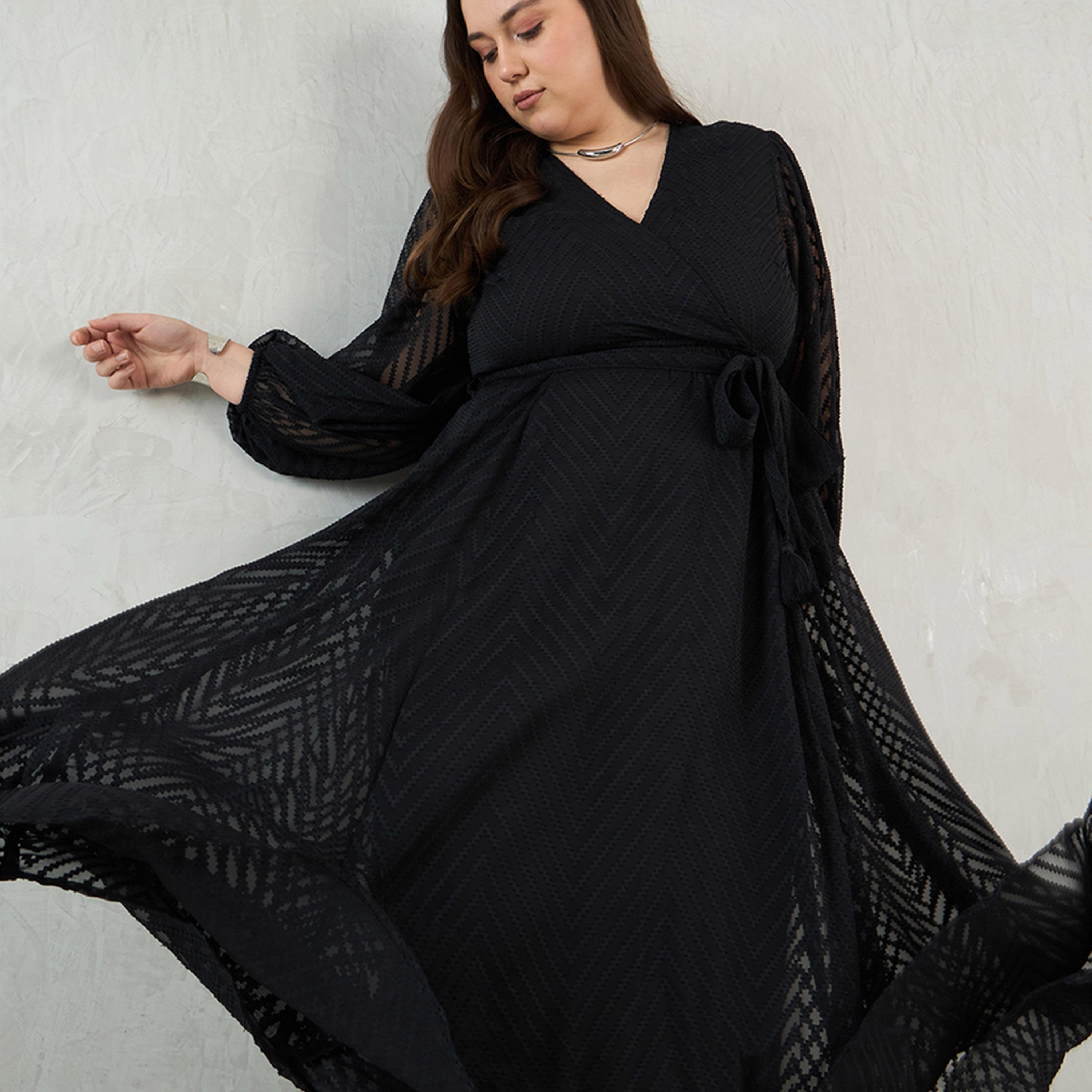 فيميلا × ستايلي - فستان ماكسي أسود بنمط شيفرون من قماش دوبي-women-clothing-dresses-image-7