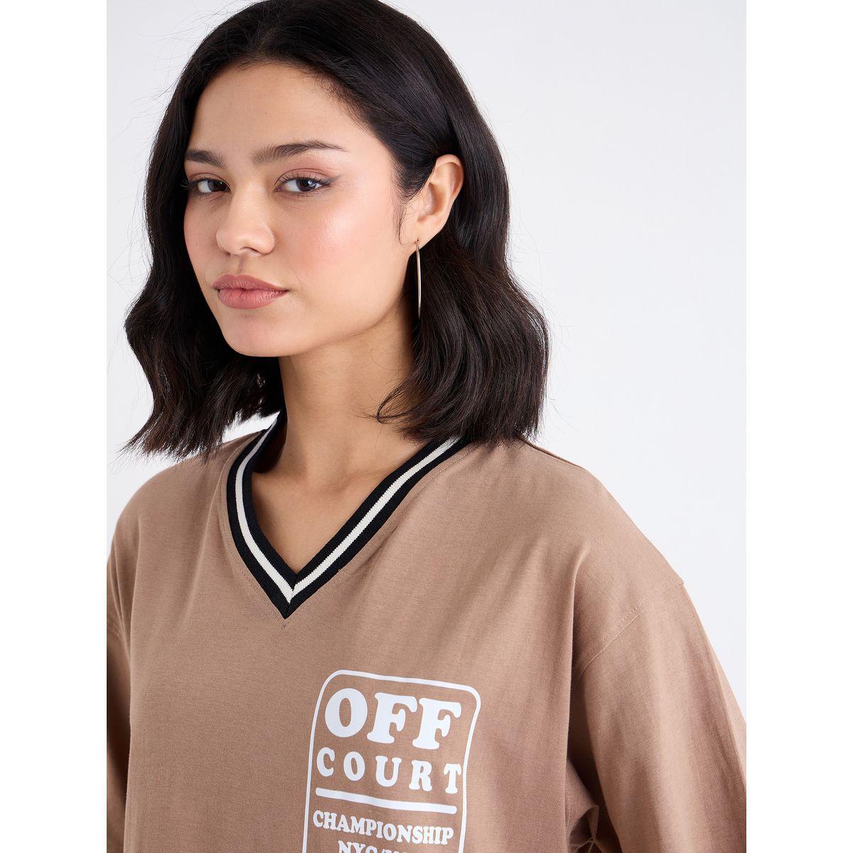 تيشيرت فضفاض بطبعة كتابعة وياقة مُتباينة-women-clothing-tshirts-image-4