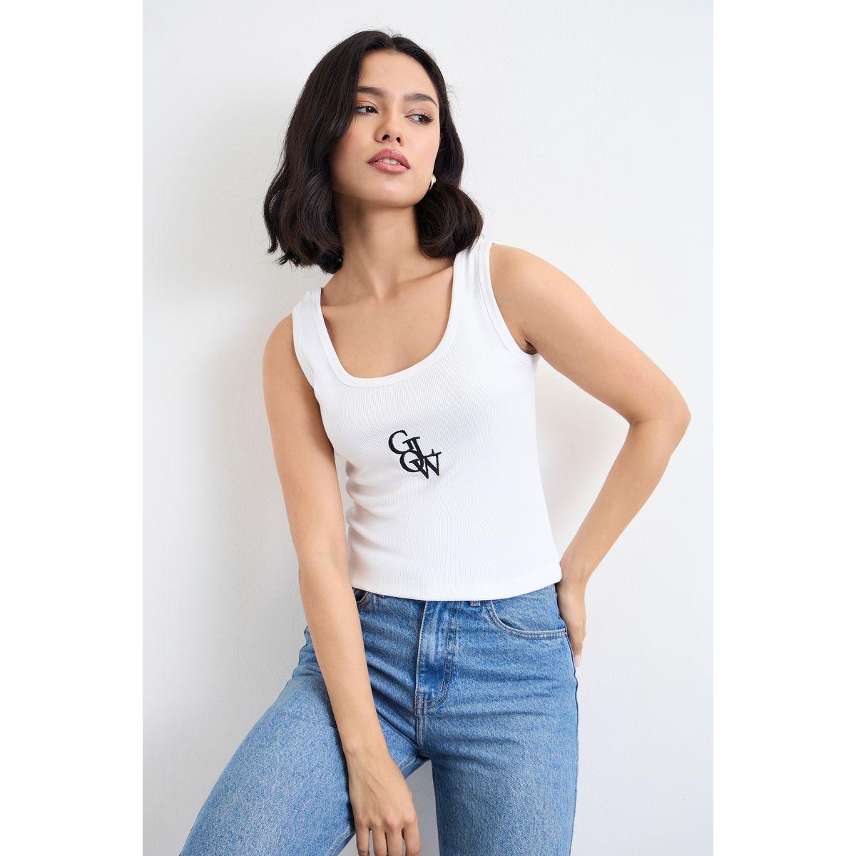 بلوزة بلا أكمام مضلعة بياقة سكوب وتفاصيل مُطرّزة-women-clothing-tshirts-image-2
